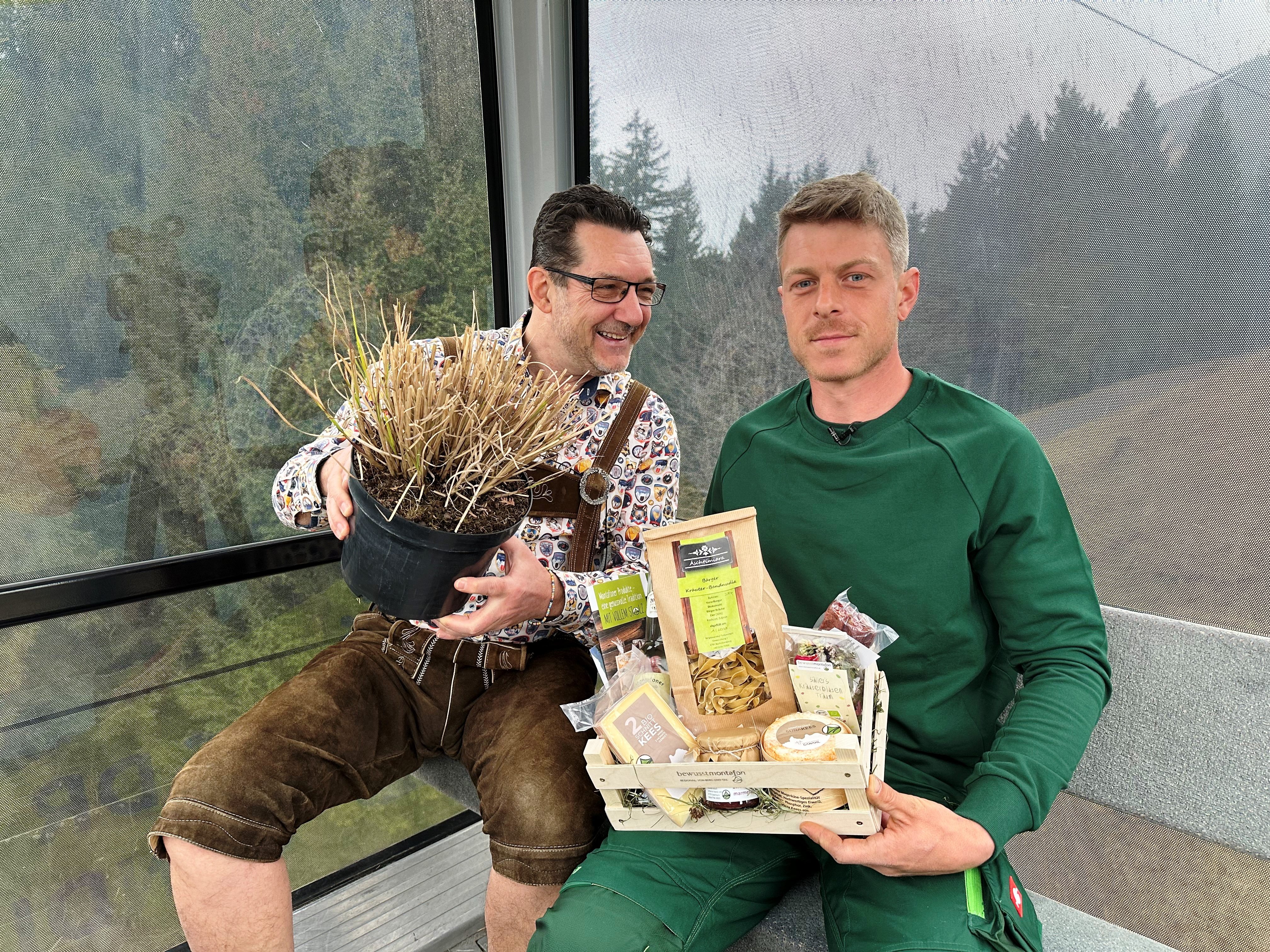 Garten- und Landschaftsbauer Elias Fink (re) ist in einer neuen Folge zu Gast bei Andreas Seeburger (li) in der Muttersberggondel. Garten- und Landschaftsbauer Elias Fink (re) ist in einer neuen Folge zu Gast bei Andreas Seeburger (li) in der Muttersberggondel.