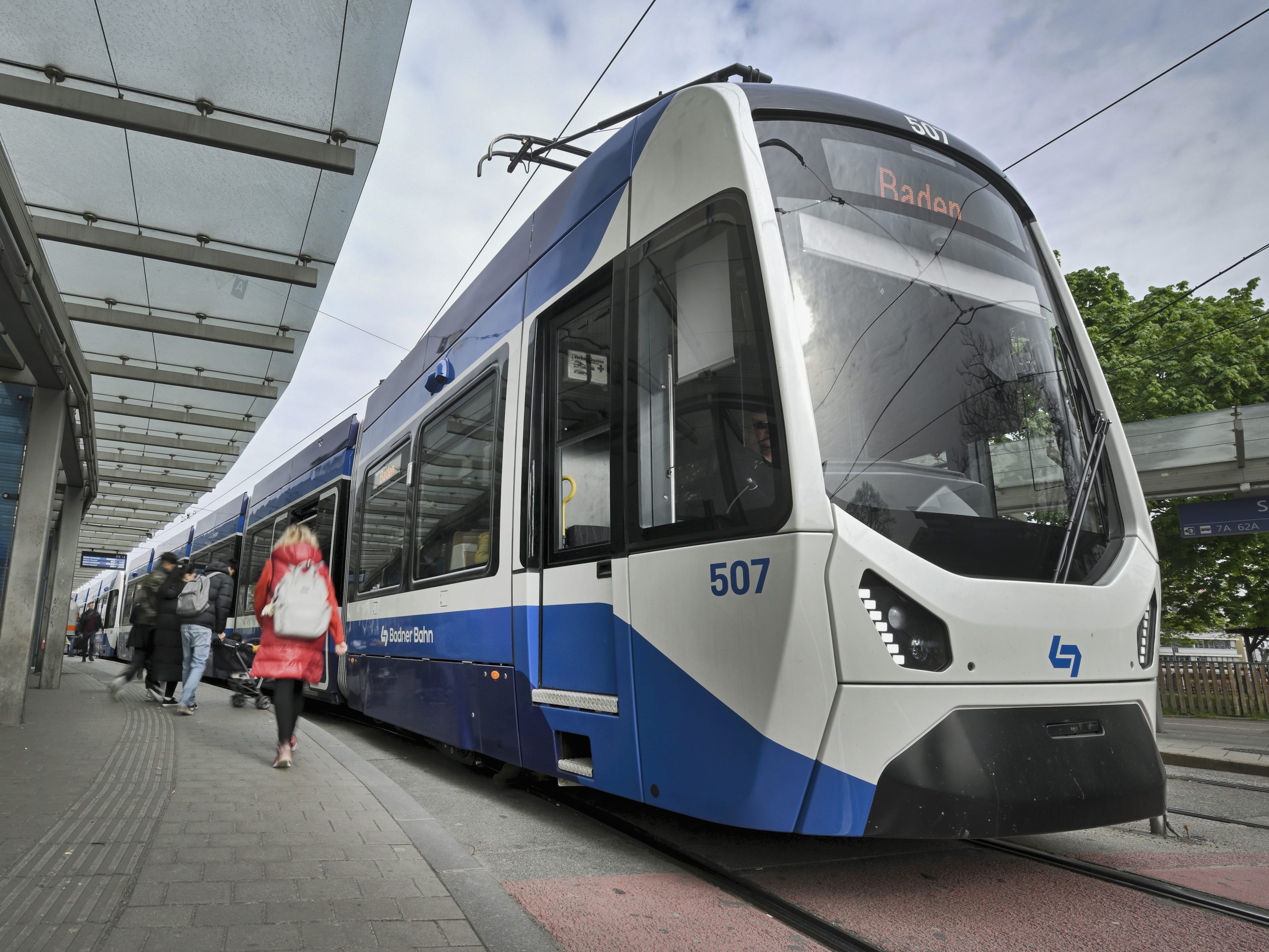 18 neue Niederflurgarnituren der Badner Bahn sind in Wien unterwegs.