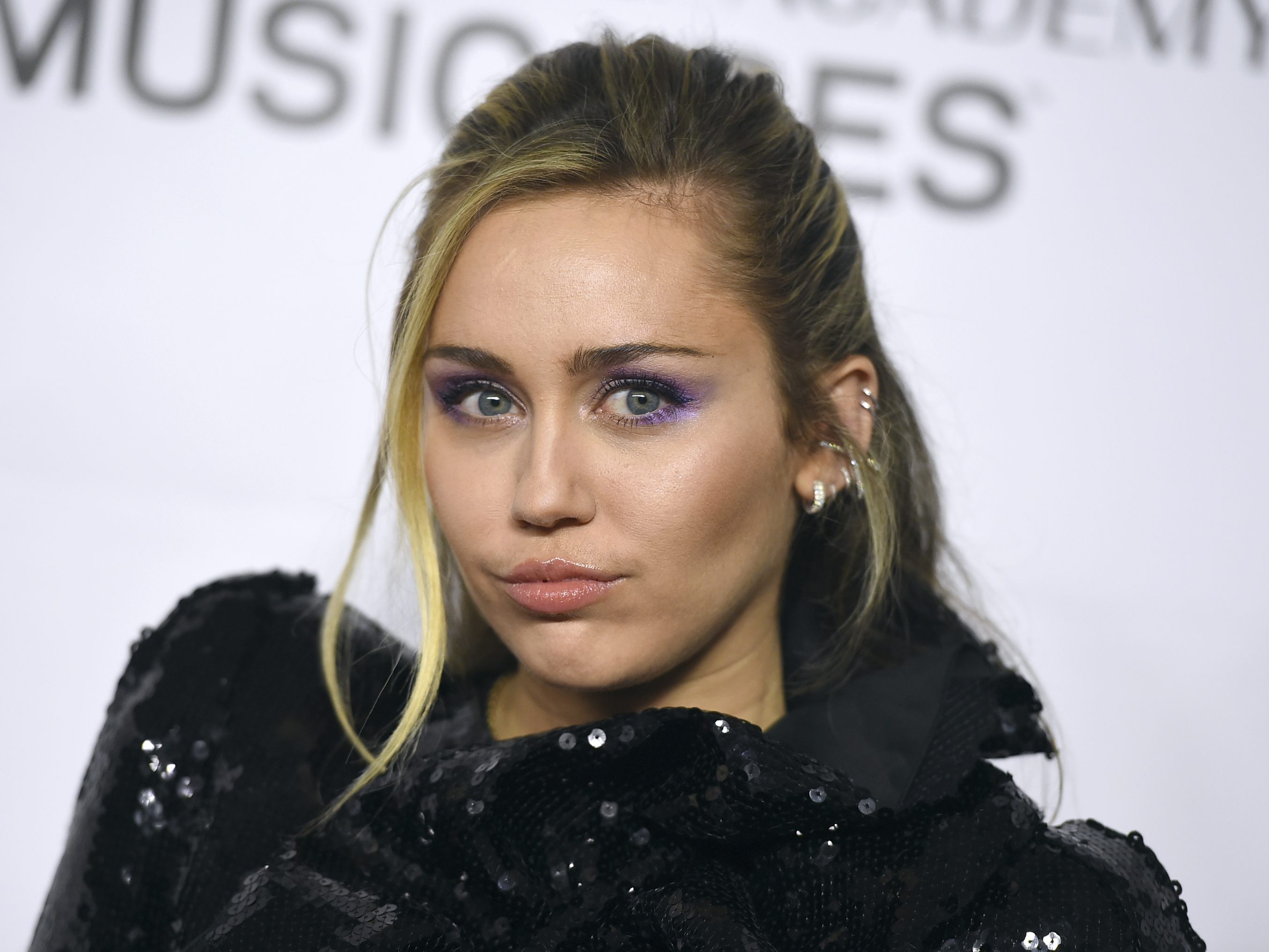 Fans sind enttäuscht: Miley Cyrus will nie wieder Konzerte vor Menschenmassen geben. Fans sind enttäuscht: Miley Cyrus will nie wieder Konzerte vor Menschenmassen geben.