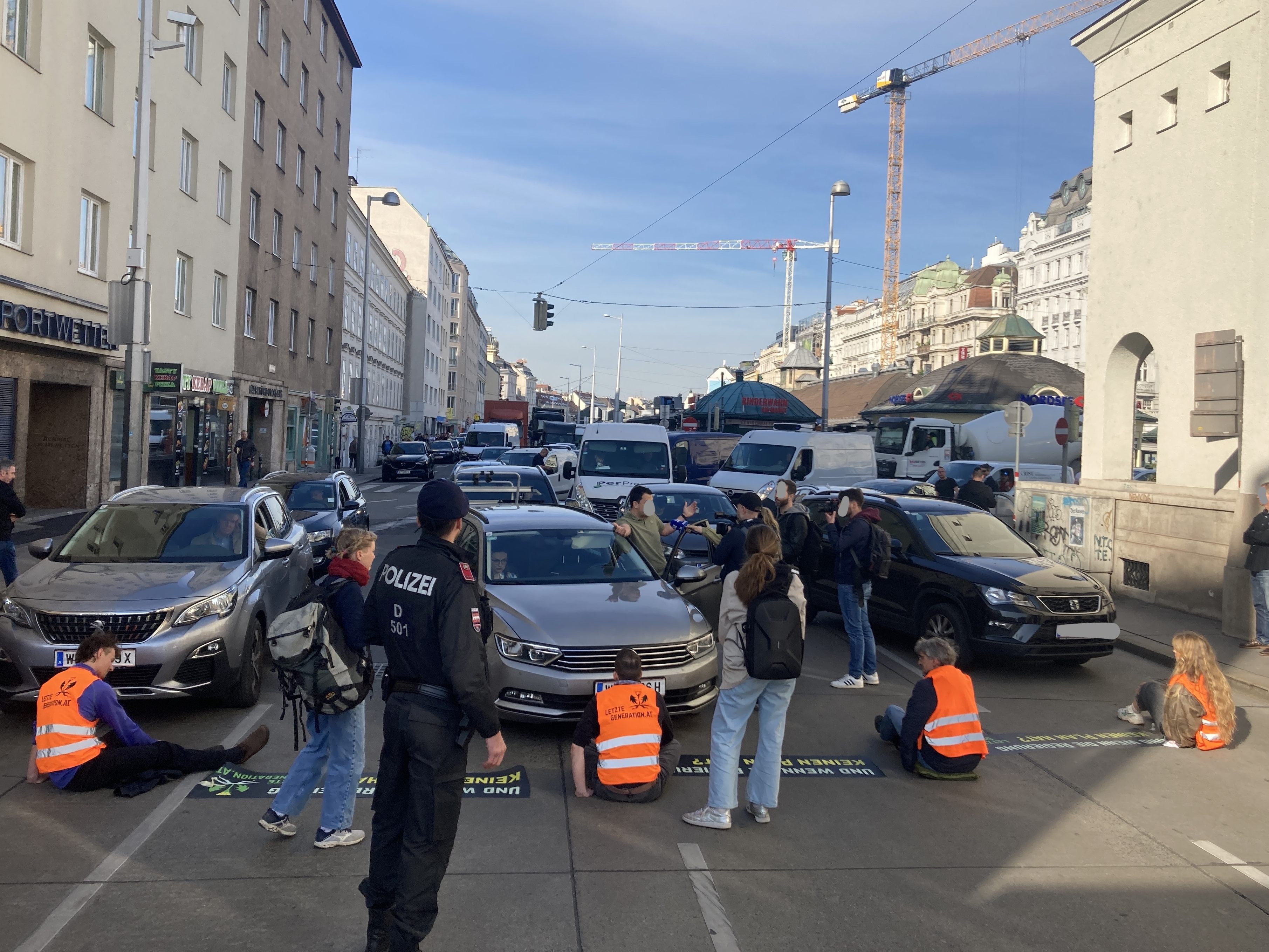 Die "Letzte Generation" blockierte den Wiener Frühverkehr.