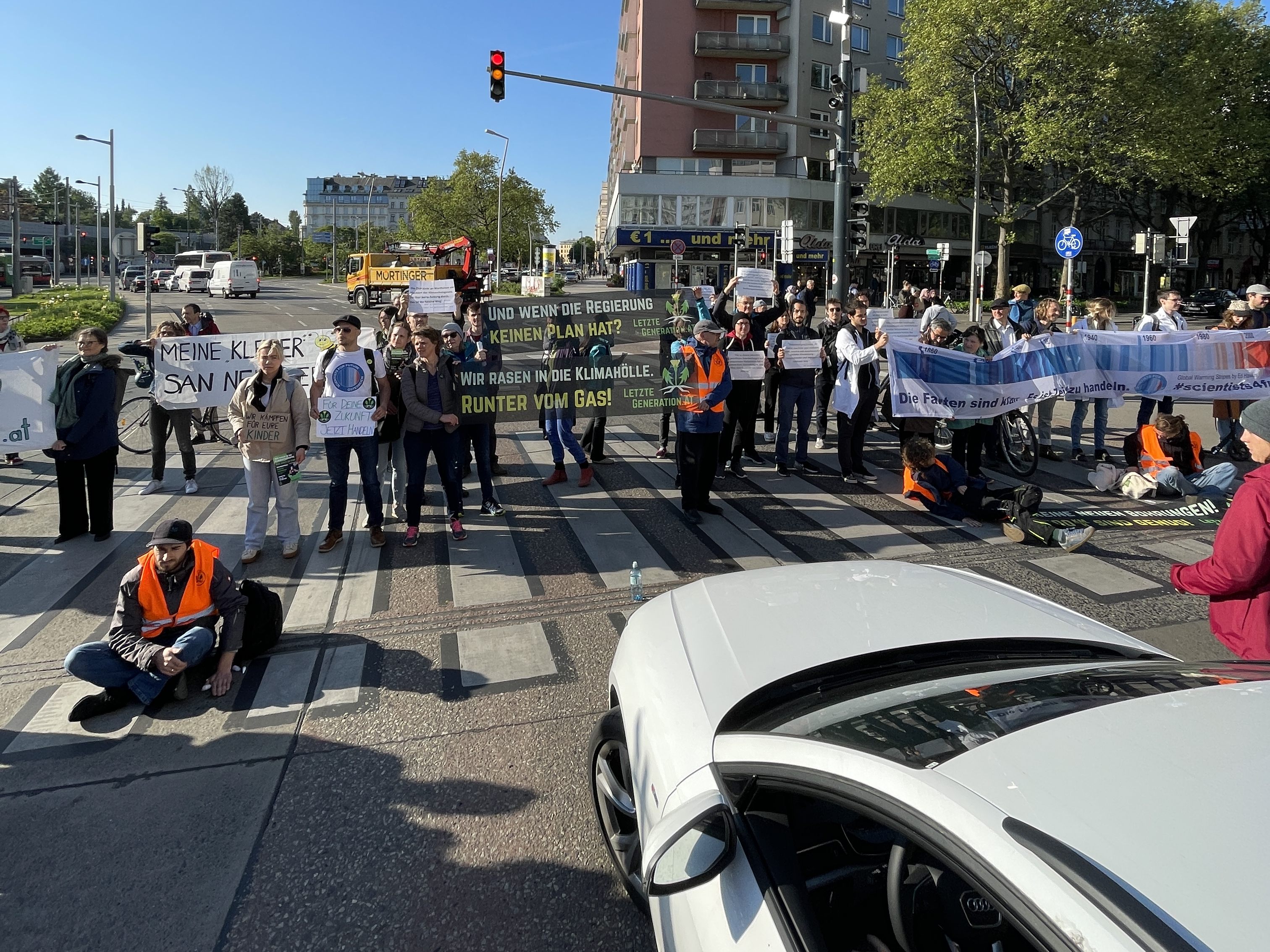 Laut Polizei kam es erstmals zu einer Drohung gegen Klima-Aktivisten mit einer Waffe. Laut Polizei kam es erstmals zu einer Drohung gegen Klima-Aktivisten mit einer Waffe.