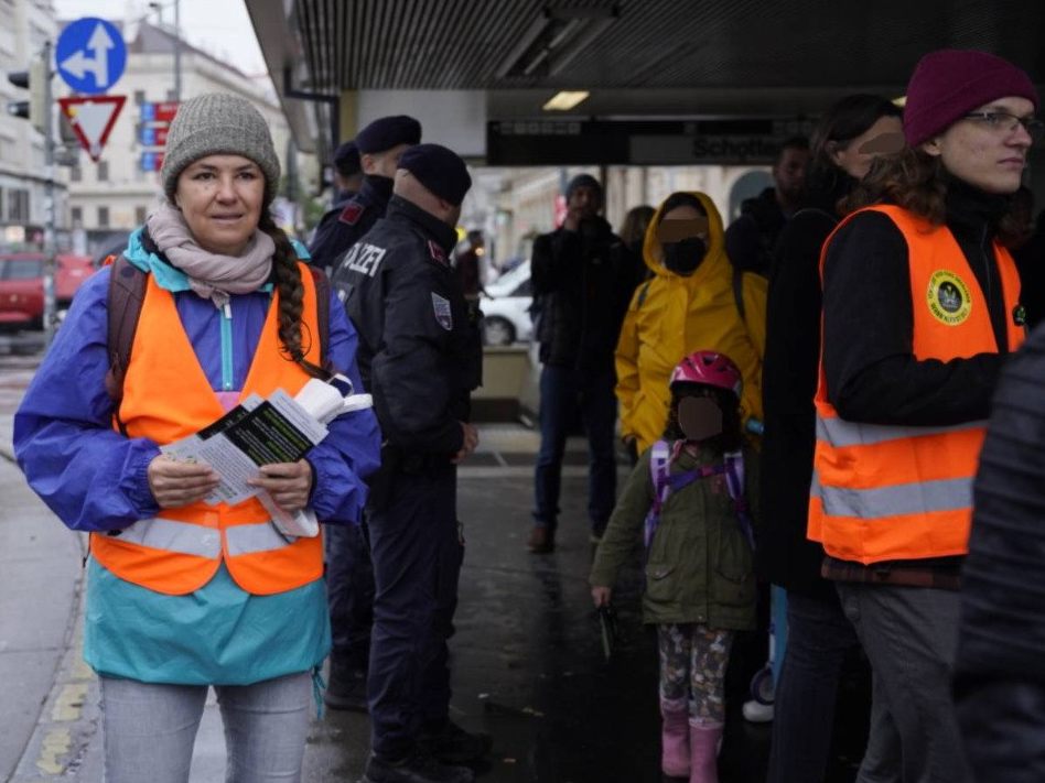Die Aktivisten der "Letzten Generation" wollten mit der Aktion "Wir wollen Reden" mit der Zivilbevölkerung ins Gespräch kommen.