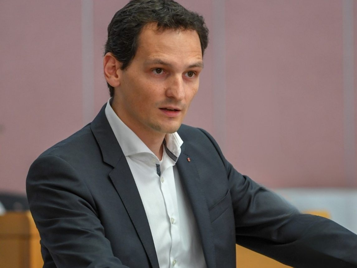 Julian Fässler kontert Aaron Wölfling.