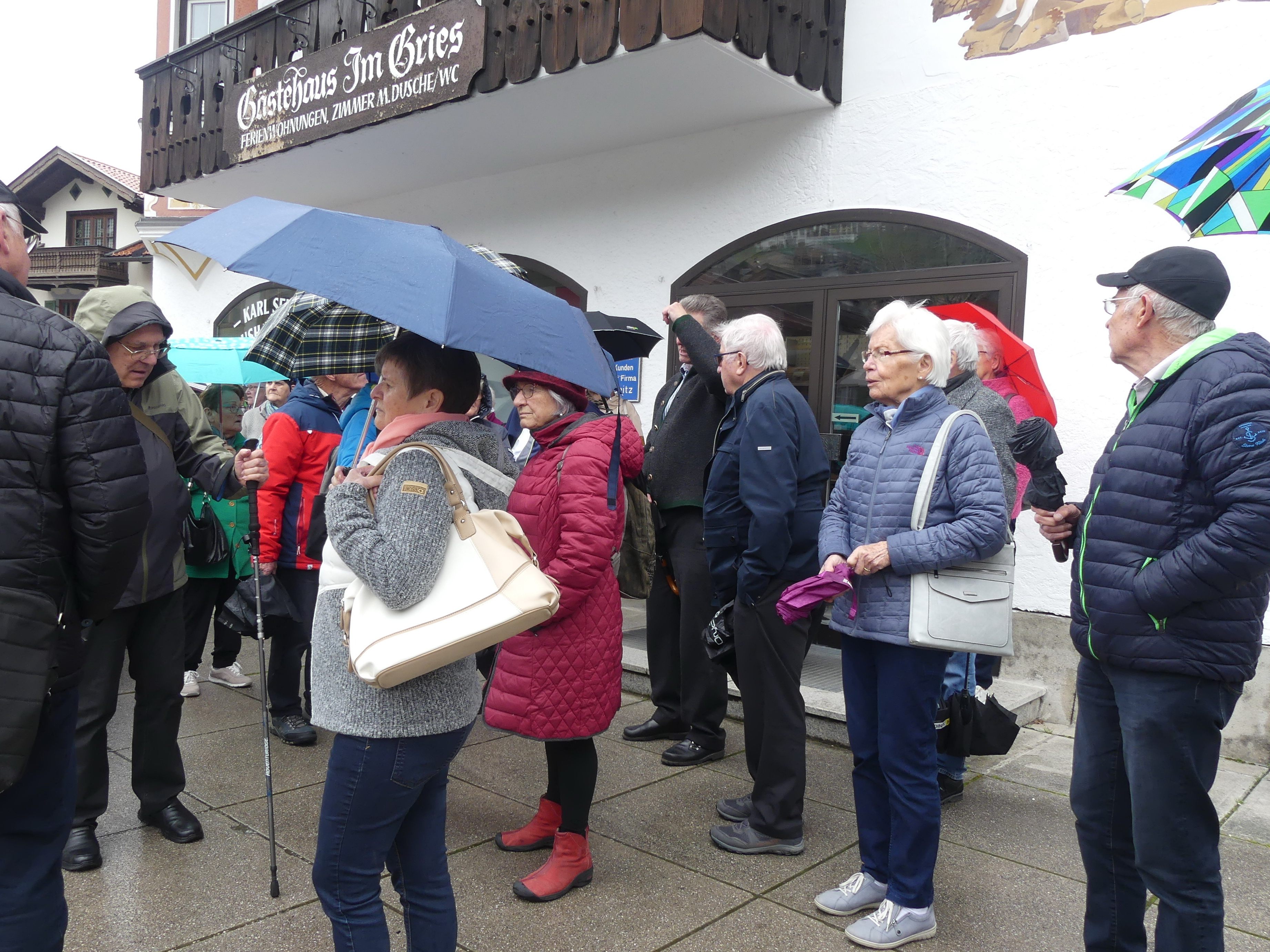 die Koblacher SeniorInnen beim Spaziergang durch Mittenwald