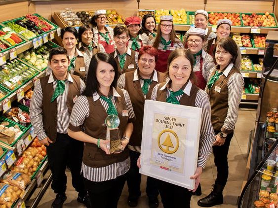 Marktleiterin Desiree Konrad (vorne links) und ihr Team freuen sich über die höchste SPAR-interne Auszeichnung, die „Goldene Tanne 2022“. © SPAR/MEDIArt