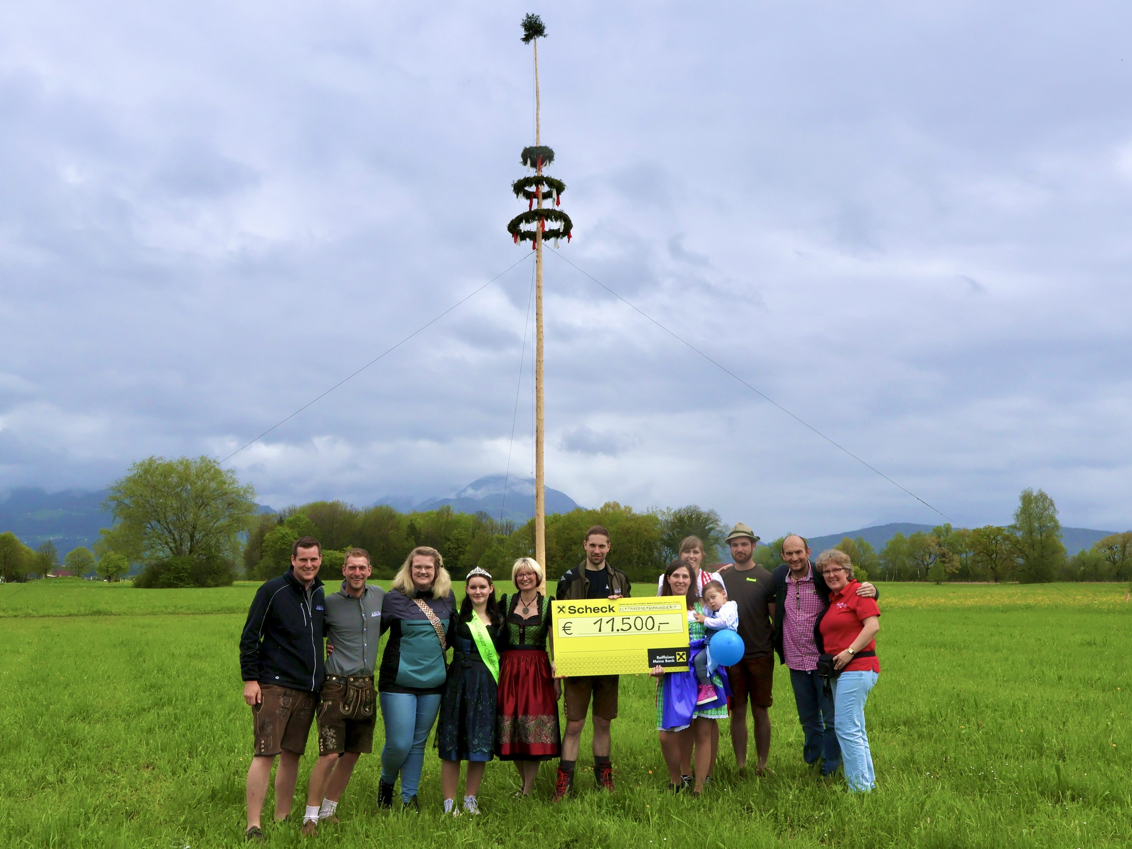 Spendenübergabe vor dem 40m hohen Maibaum Spendenübergabe vor dem 40m hohen Maibaum
