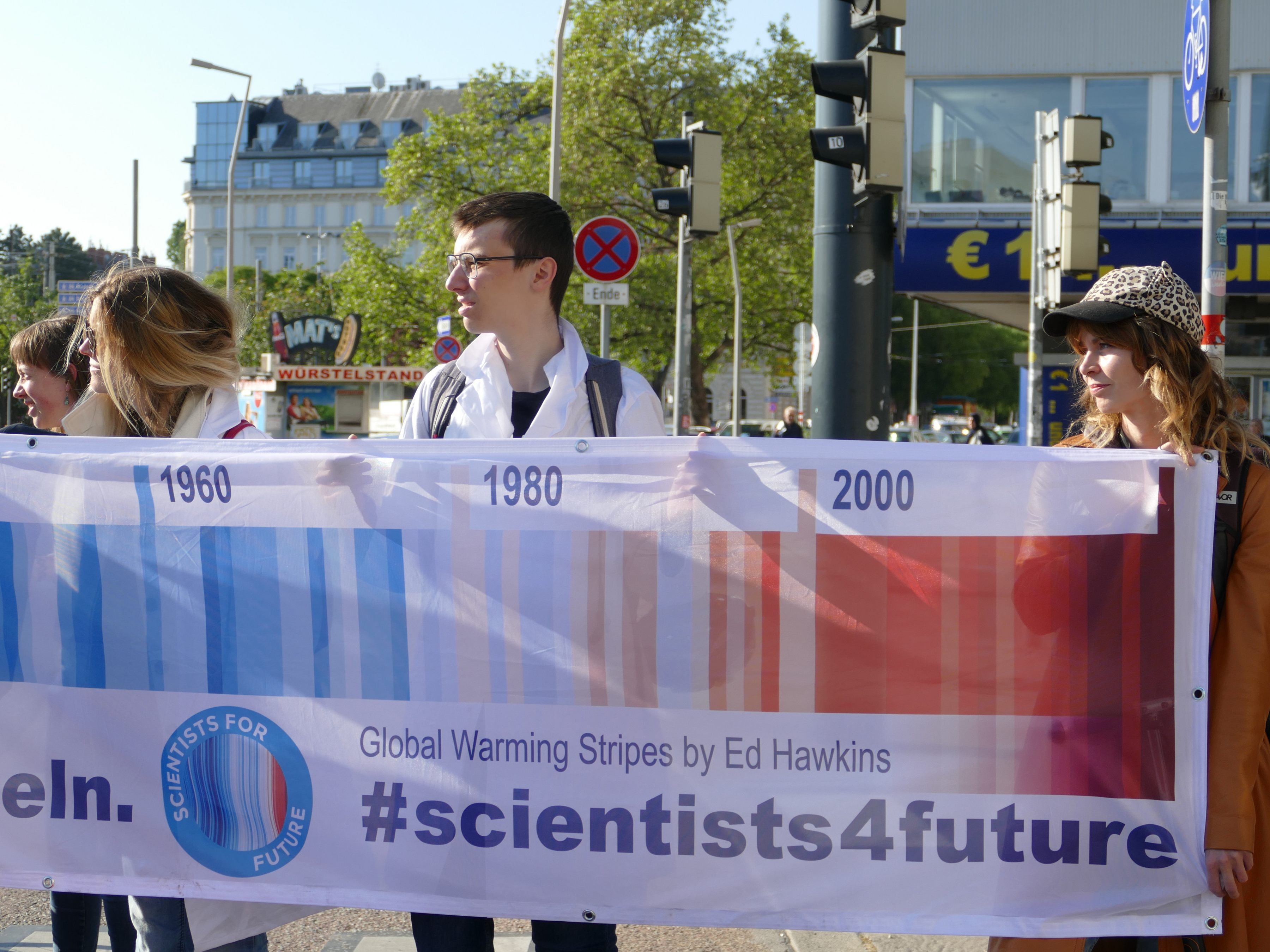 Die "Scientists for Future" unterstützten den Klimaprotest am Praterstern. Die "Scientists for Future" unterstützten den Klimaprotest am Praterstern.