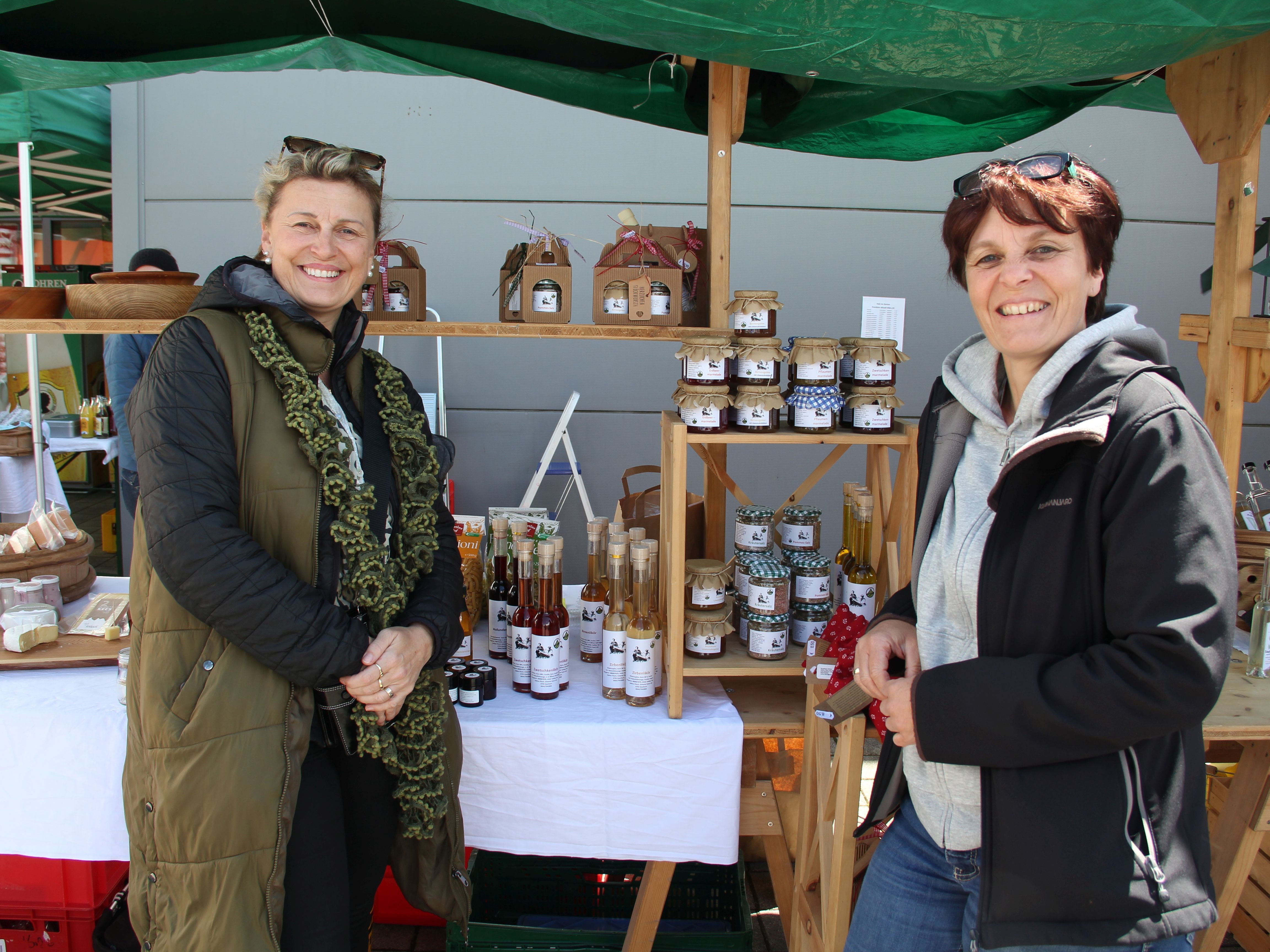 Sabine Fitsch und Carmen Juen-Kraft boten gemeinsam ihre Waren feil. Sabine Fitsch und Carmen Juen-Kraft boten gemeinsam ihre Waren feil.