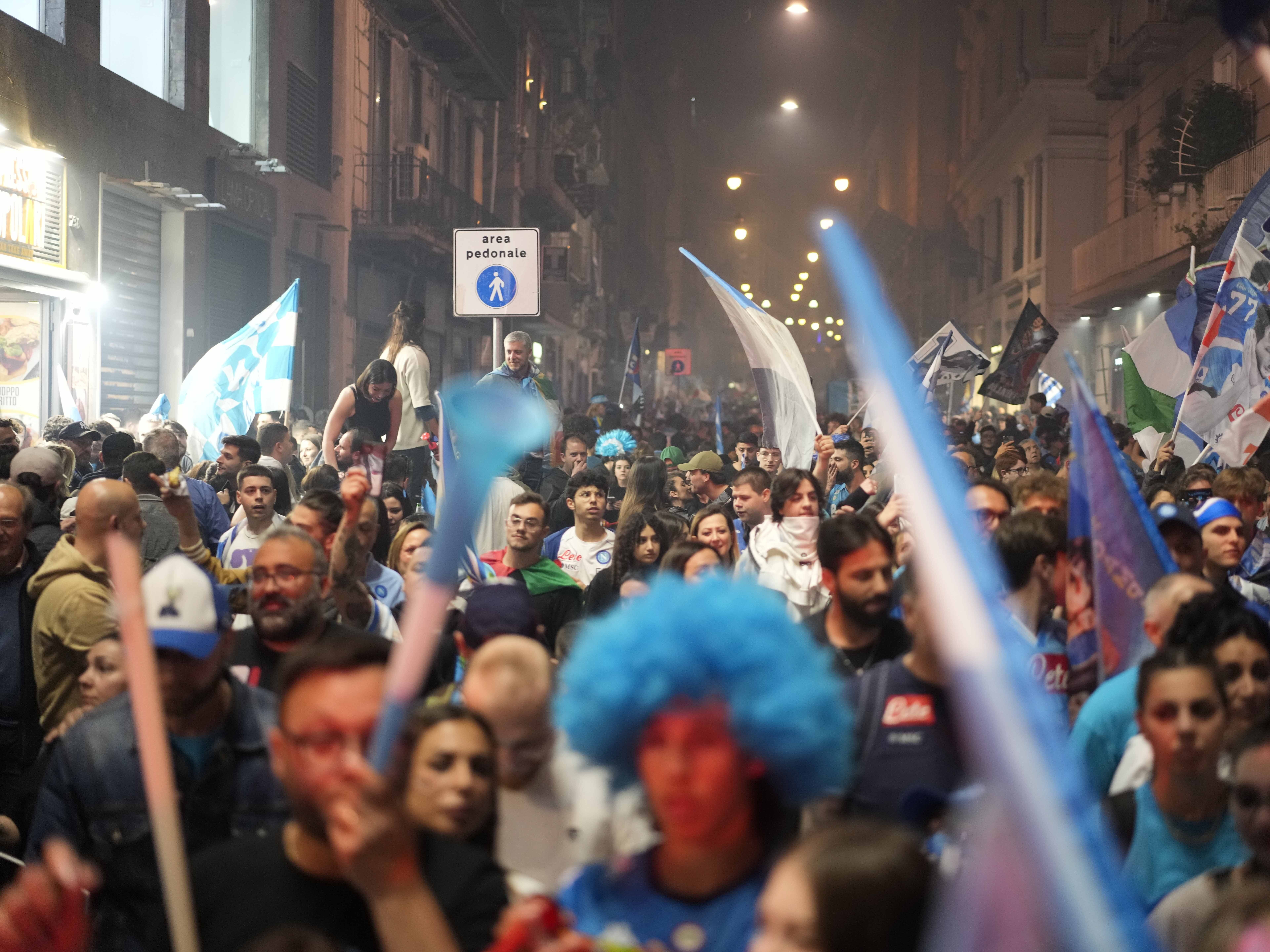 Ein Neapel-Fan starb nach einer Meisterschaftsparty in Udine. Ein Neapel-Fan starb nach einer Meisterschaftsparty in Udine.