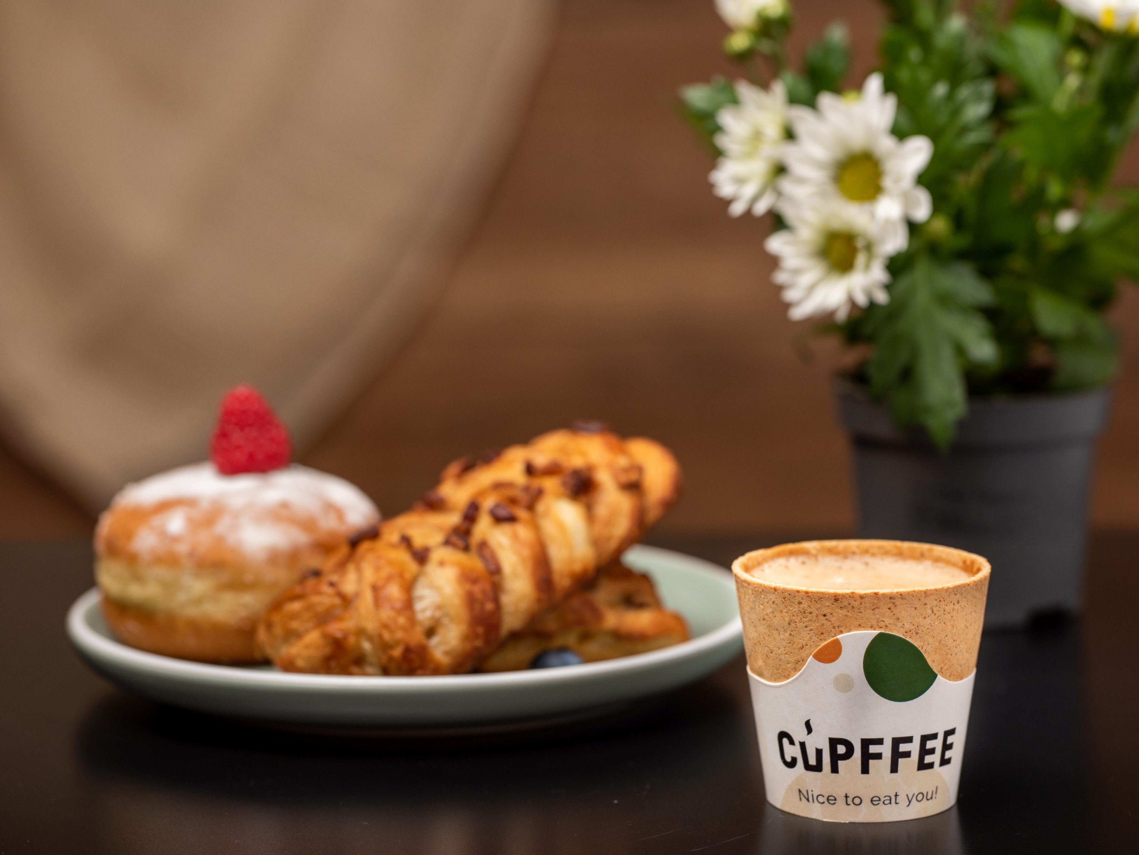 12 Jahre Entwicklungsarbeit stecken in „cupffee“ aus Bulgarien: Sieht aus wie ein Keks, schmeckt wie ein Keks, ist aber eine Kaffeetasse. Zu sehen und essen auf der pro[mo4] im Messequartier Dornbirn.