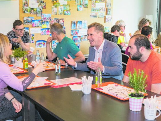 Bei Skinfit und Zaza in Koblach freuten sich mehr als 80 Mitsarbeiter:innen über das Streetfood der AK und feine Gespräche. (Foto: Jürgen Gorbach)