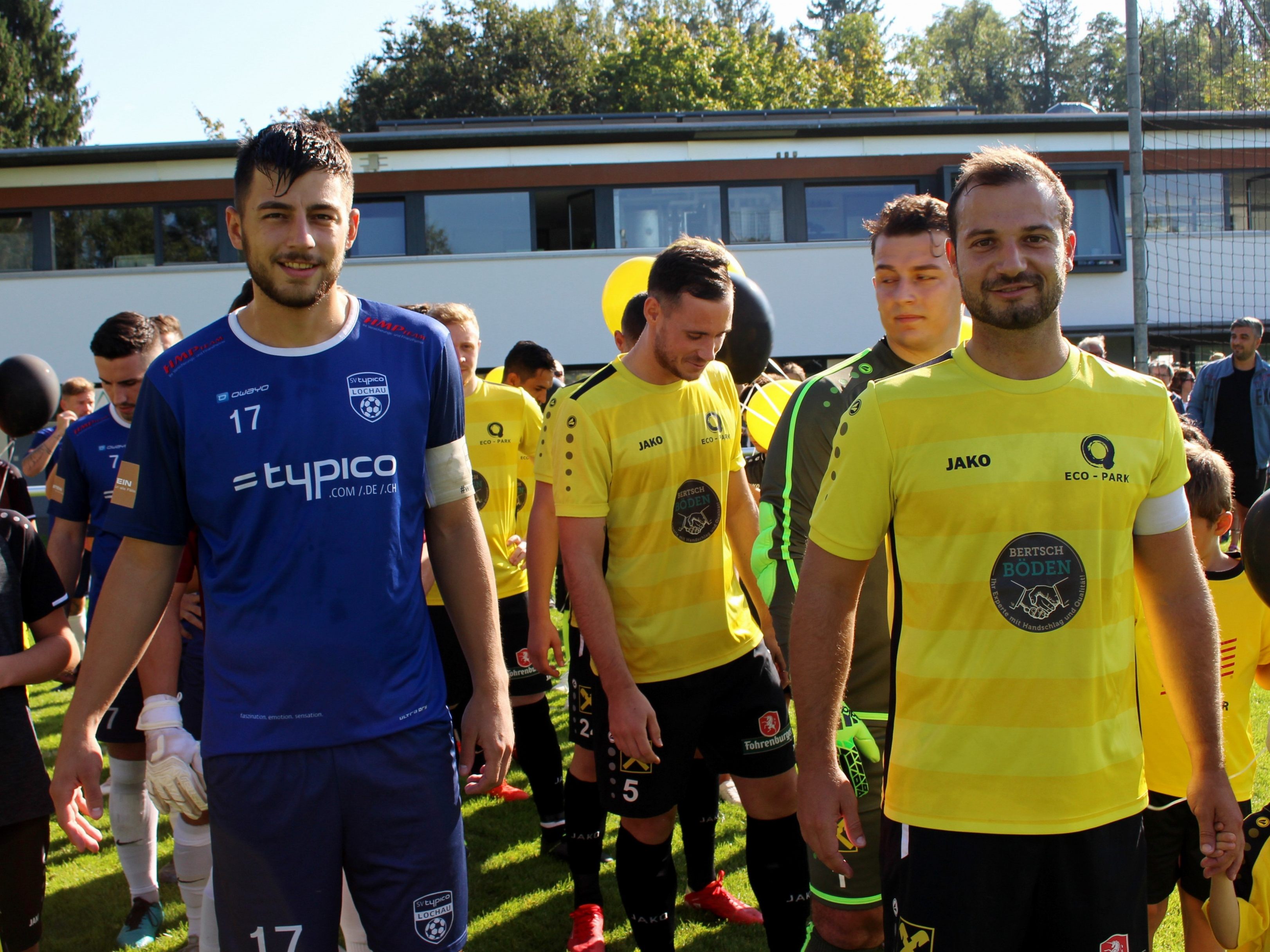 Sie führen auch in diesem Derby ihre Teams als Mannschaftskapitäne aufs Feld: Fabio Feldkircher (SV typico Lochau) und Stefan Kolhaupt (ECO-Park FC Hörbranz). Sie führen auch in diesem Derby ihre Teams als Mannschaftskapitäne aufs Feld: Fabio Feldkircher (SV typico Lochau) und Stefan Kolhaupt (ECO-Park FC Hörbranz).