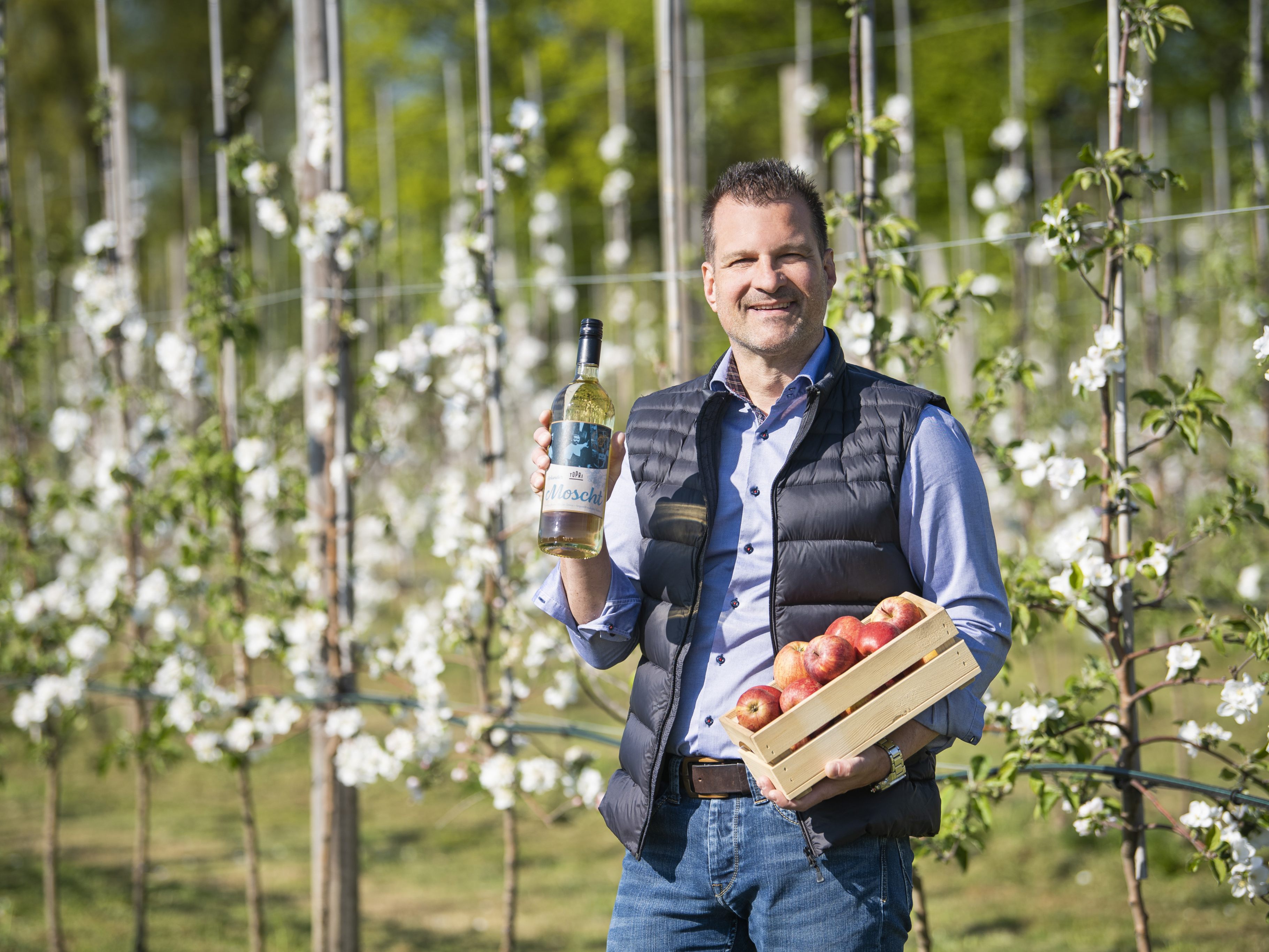 Patrick Welting, Geschäftsführer: „Moscht hat eine lange Tradition bei uns in Vorarlberg. Früher meist nur als Durstlöscher getrunken, feiert der vollfruchtig-milde Obstwein nun eine echte Renaissance. Die komplexen Fruchtnoten des Moschts entfalten sich sowohl pur als auch gemischt. Mein Genusstipp: Genießen Sie den TOPRI Moscht als Begleiter zu leichten Vorspeisen oder als Aperitif – wahlweise mit fruchtigen Sirupen verfeinert.“