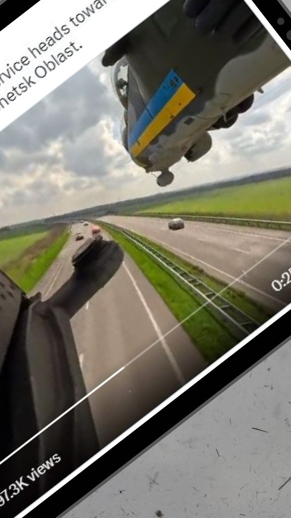 Spektakulär, aber scheinbar niht ungewöhnlich: Ukrainische Kampfhubschrauber im Tiefflug über einer Autobahn.