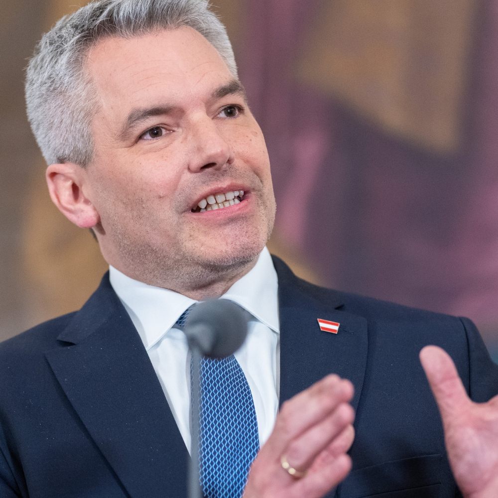 Kanzler Nehammer ist ein großer Freund von E-Fuels - Professor Quaschning ortet einen Denkfehler.