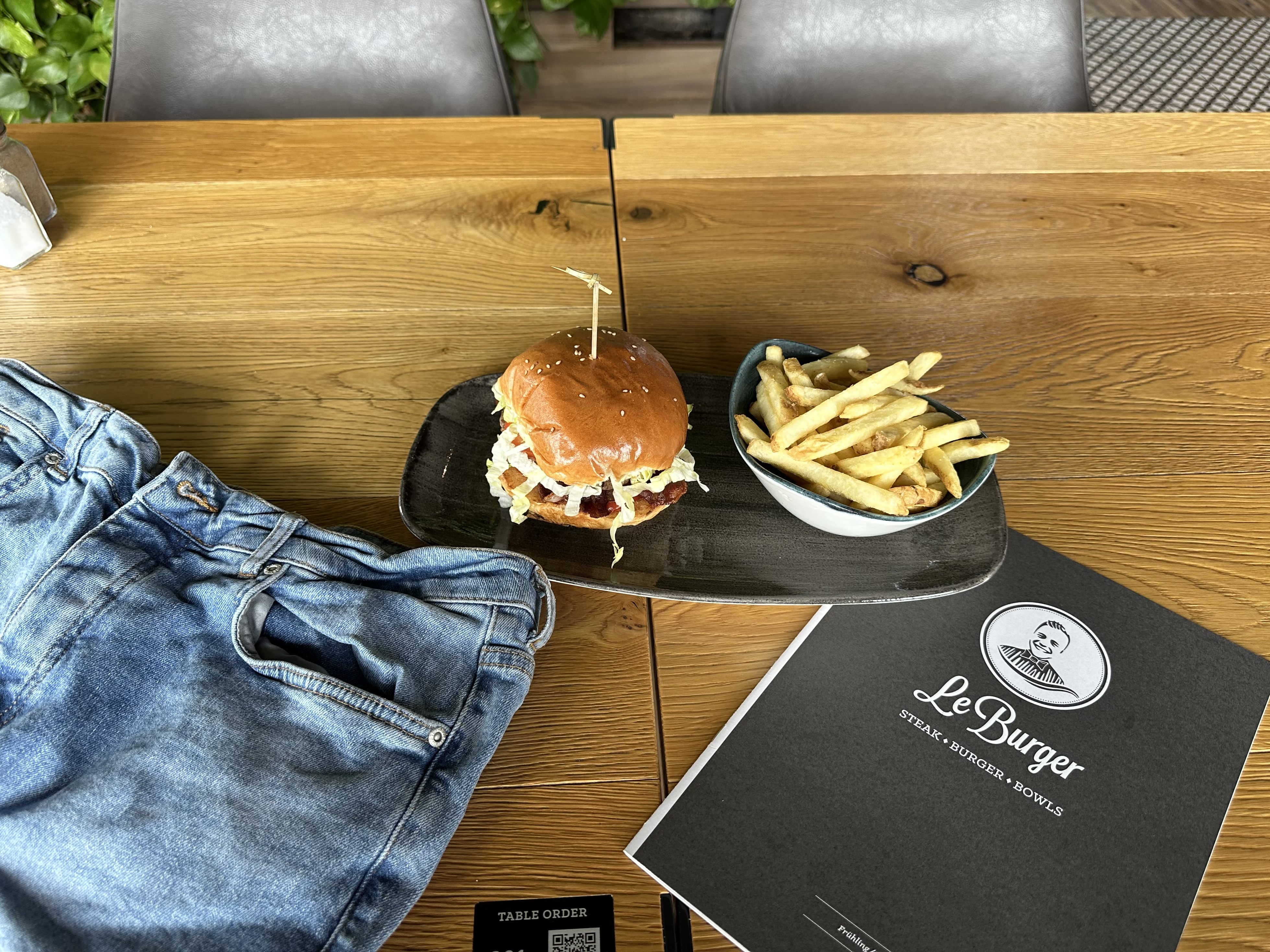 Am 5. Mai heißt es bei Le Burger "No Pants Day".