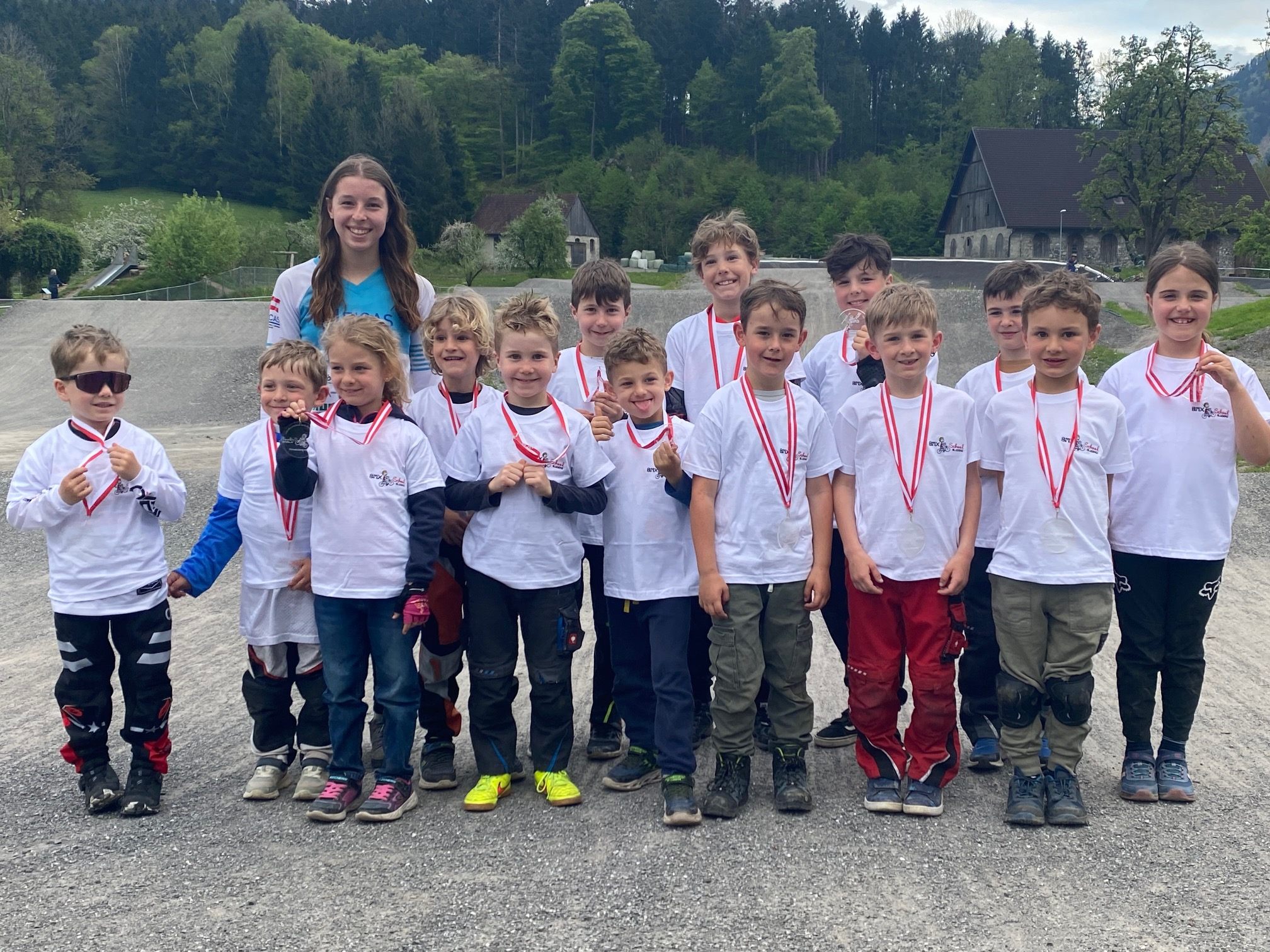 Die Absolvent*innen der Bludenzer BMX-School mit Übungsleiterin Hannah Muther Die Absolvent*innen der Bludenzer BMX-School mit Übungsleiterin Hannah Muther