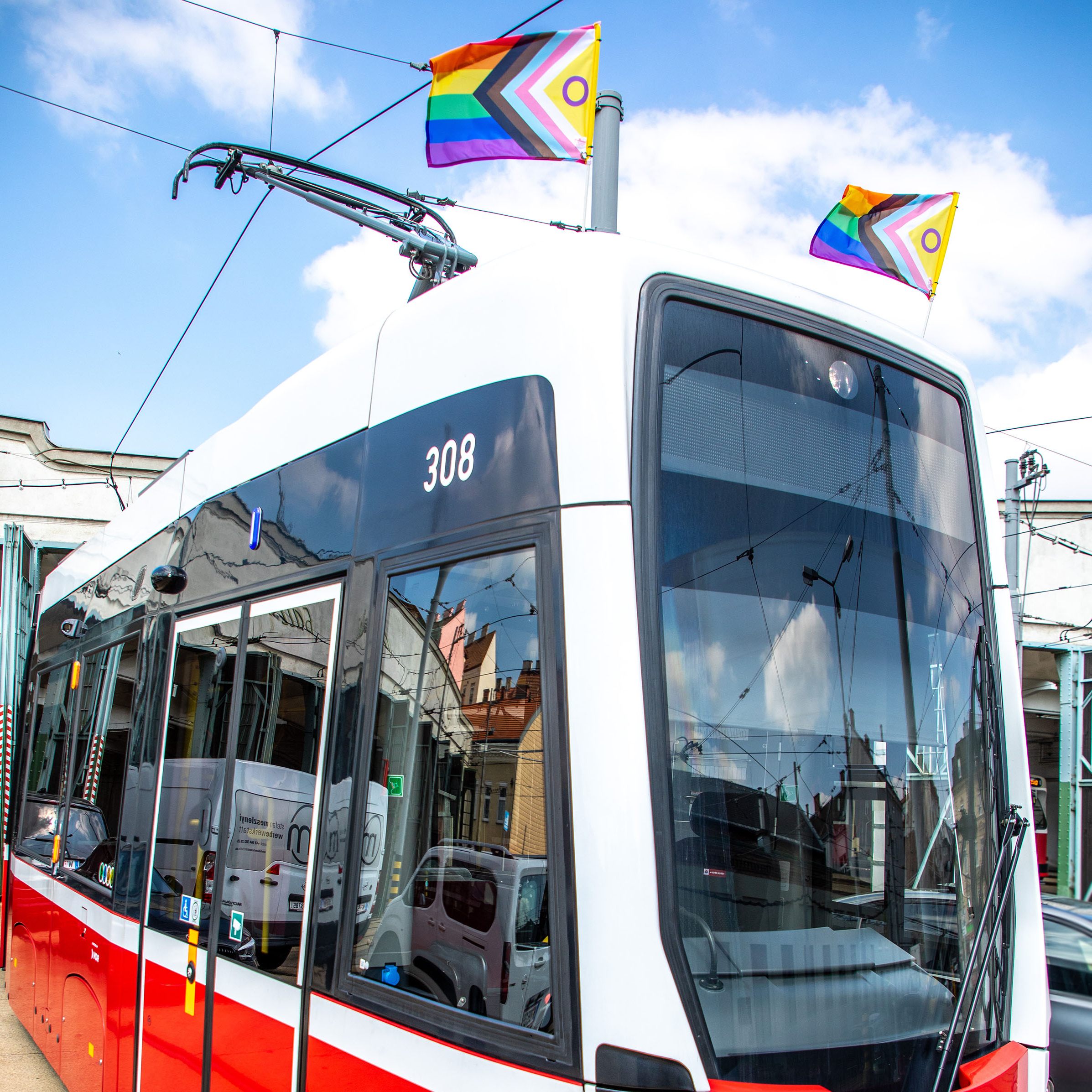 Die Wiener Linien beflaggen ihre Bims im Pride-Monat mit Regenbogen-Progressiv-Fahnen.