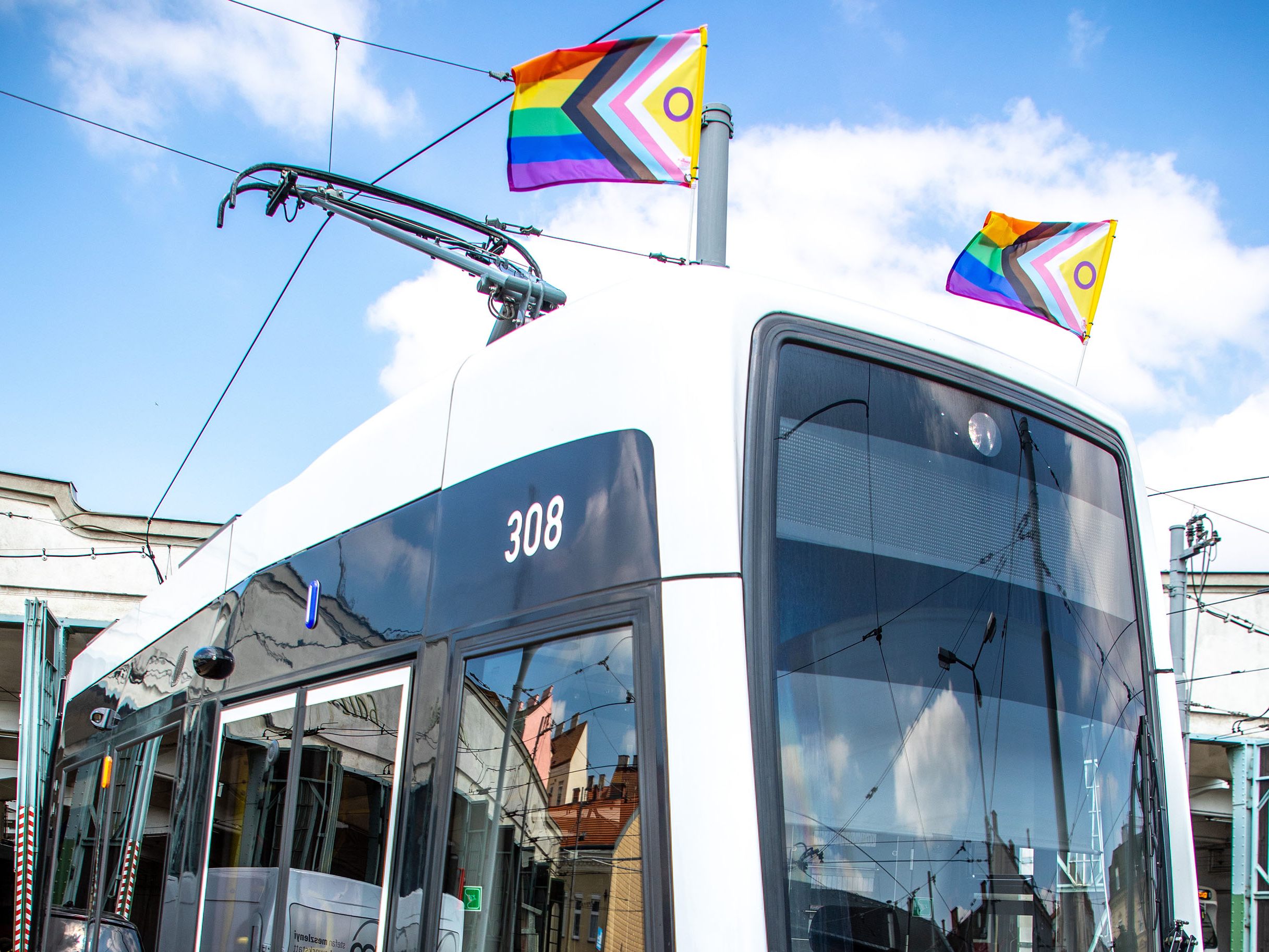 Die Wiener Linien beflaggen ihre Bims im Pride-Monat mit Regenbogen-Progressiv-Fahnen. Die Wiener Linien beflaggen ihre Bims im Pride-Monat mit Regenbogen-Progressiv-Fahnen.
