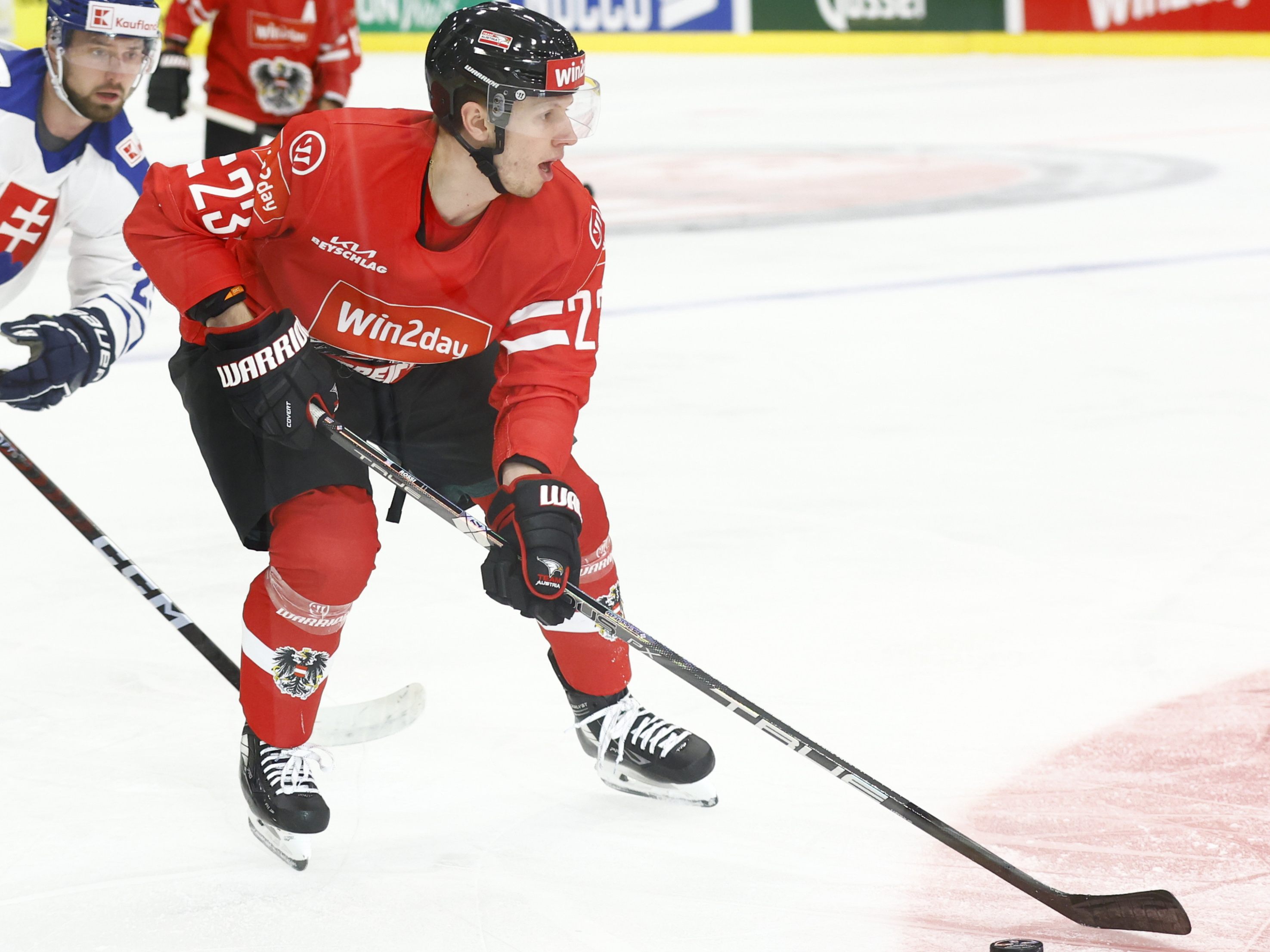 Tor und Assist krönten starke Leistung von Marco Rossi beim Überraschungserfolg gegen Slowakei. Tor und Assist krönten starke Leistung von Marco Rossi beim Überraschungserfolg gegen Slowakei.