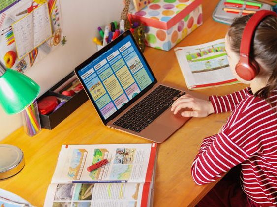 Die Teuerung lässt den Schulbesuch der Kinder in immer mehr Familien zur echten Belastung werden. (Foto: Anke Thomass/ adobe.stock) Die Teuerung lässt den Schulbesuch der Kinder in immer mehr Familien zur echten Belastung werden. (Foto: Anke Thomass/ adobe.stock)