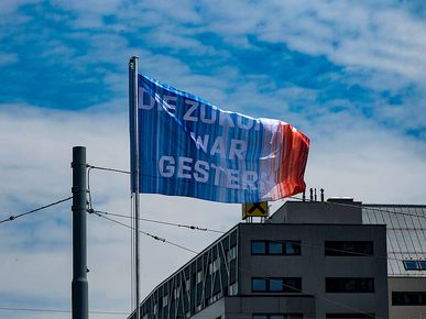 Ein Kunstprojekt beflaggte zum 1. Mai den Wienfluss. Ein Kunstprojekt beflaggte zum 1. Mai den Wienfluss.