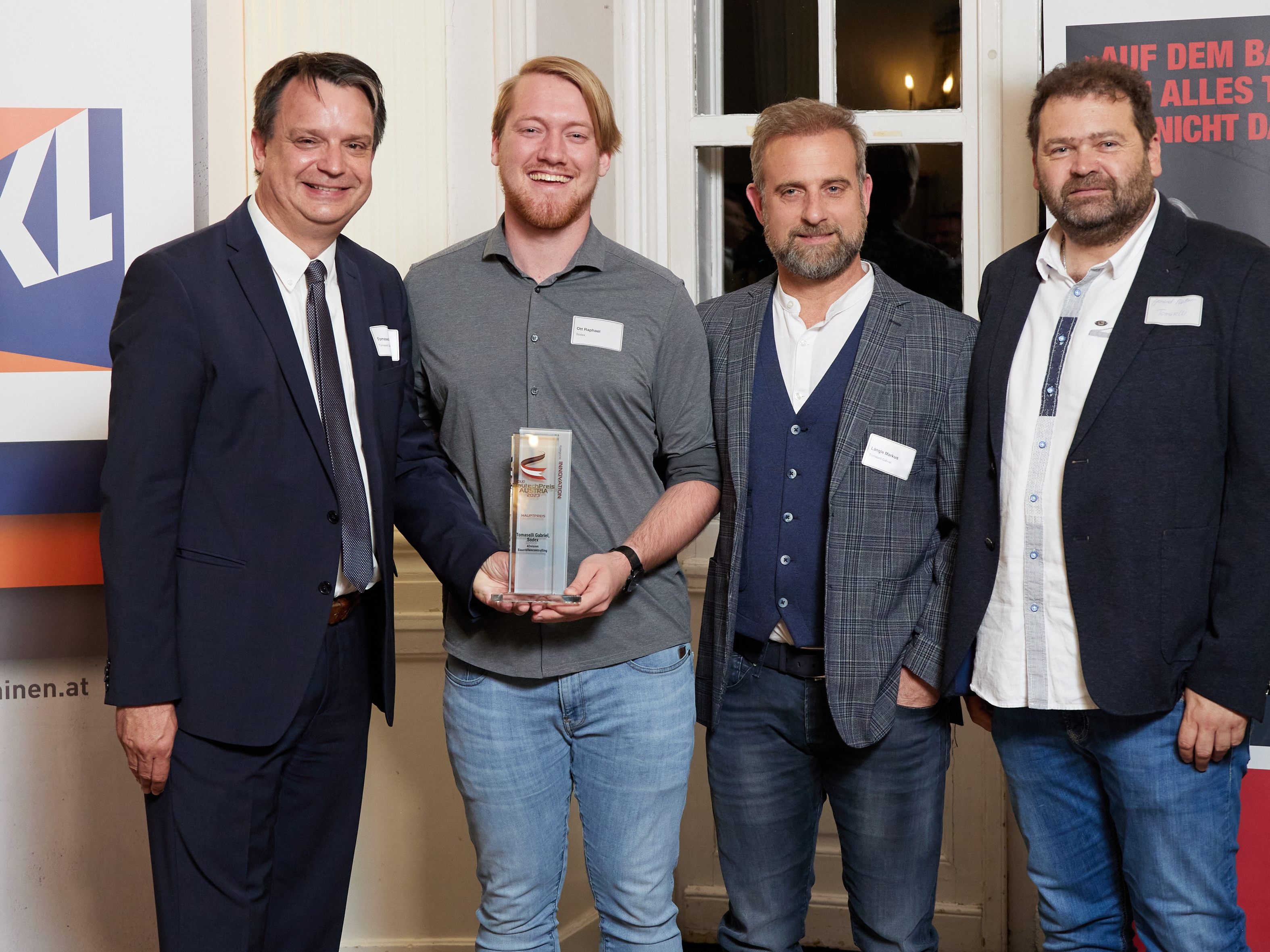 Freuen sich über den Bautech-Preis in der Kategorie Innovation (von links): Philipp Tomaselli (Geschäftsführer Tomaselli Gabriel Bau), Raphael Ott (Sodex Innovations), Markus Längle (Teamleiter Tiefbau Tomaselli Gabriel Bau) und Gerhard Plattner (Tiefbau und Vermessungstechnik bei Tomaselli Gabriel Bau). Freuen sich über den Bautech-Preis in der Kategorie Innovation (von links): Philipp Tomaselli (Geschäftsführer Tomaselli Gabriel Bau), Raphael Ott (Sodex Innovations), Markus Längle (Teamleiter Tiefbau Tomaselli Gabriel Bau) und Gerhard Plattner (Tiefbau und Vermessungstechnik bei Tomaselli Gabriel Bau).