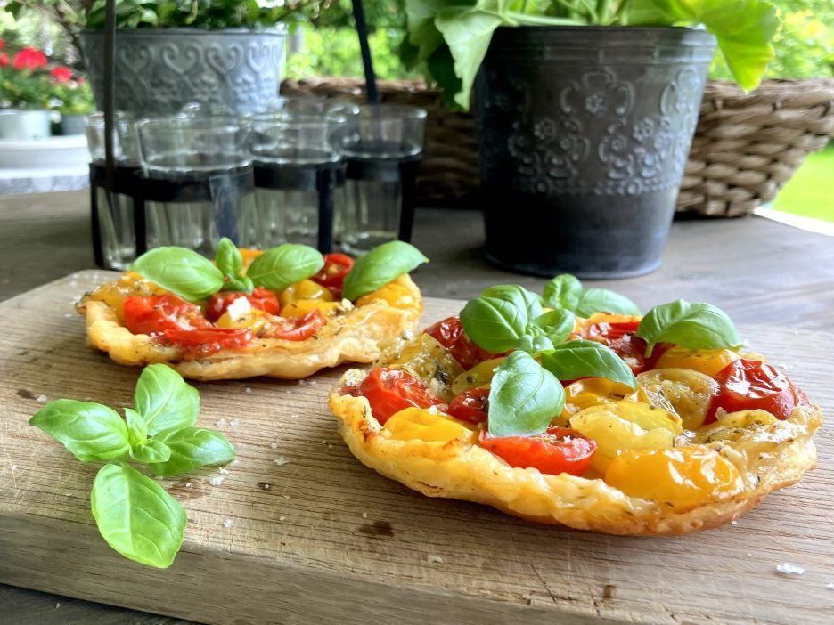 Tomaten-Tarte-Tatin mit Basilikum - VOL.AT