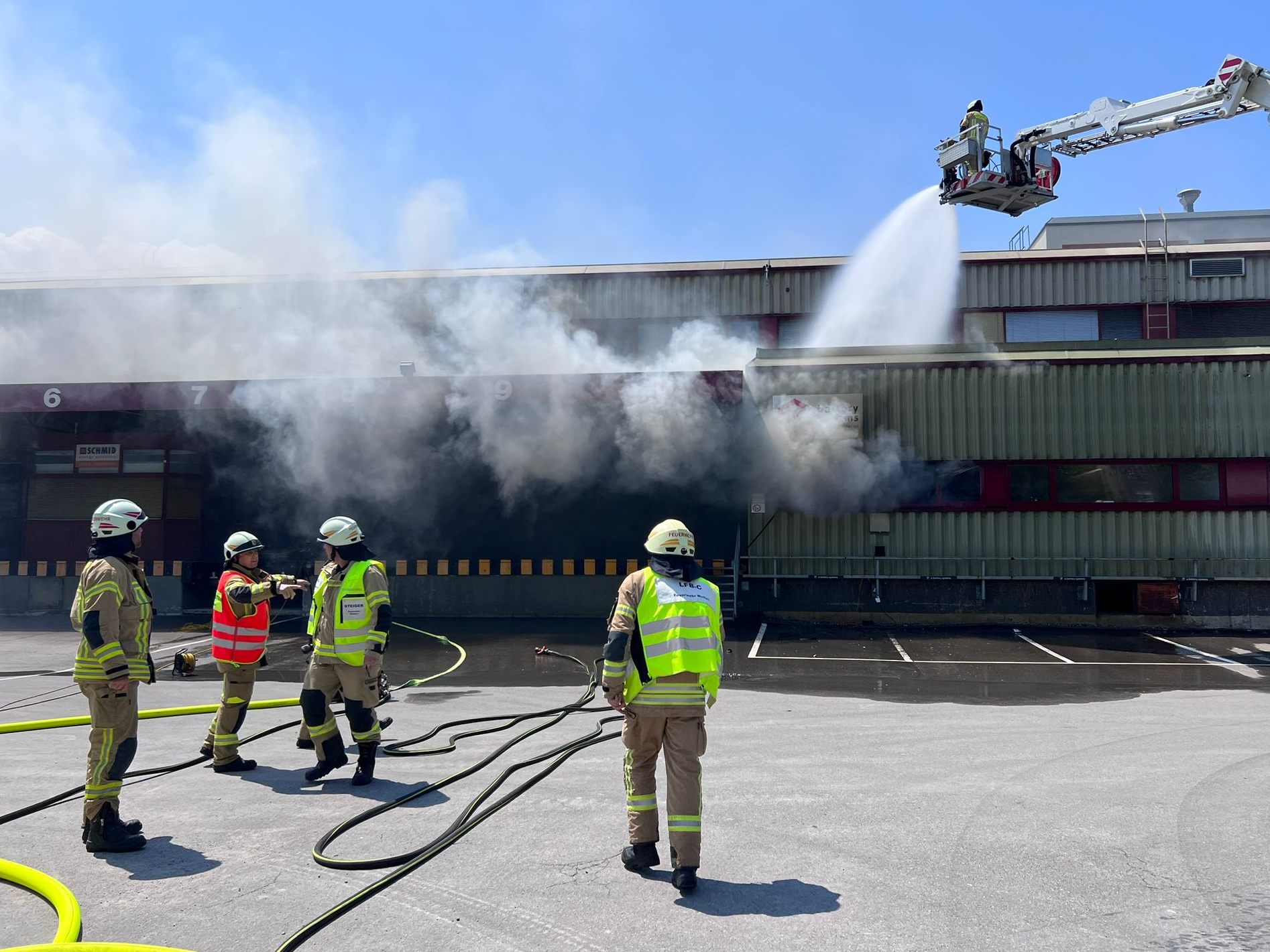 Rauch dringt aus dem Gebäude - Es gab eine Verpuffung in einem Testraum. Rauch dringt aus dem Gebäude - Es gab eine Verpuffung in einem Testraum.