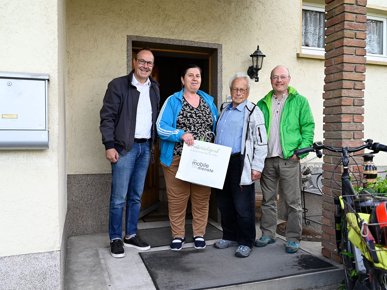 Vizebürgermeister Andreas Prenn (links) bei der Übergabe des Frühstücks an Familie Fischer. Vizebürgermeister Andreas Prenn (links) bei der Übergabe des Frühstücks an Familie Fischer.
