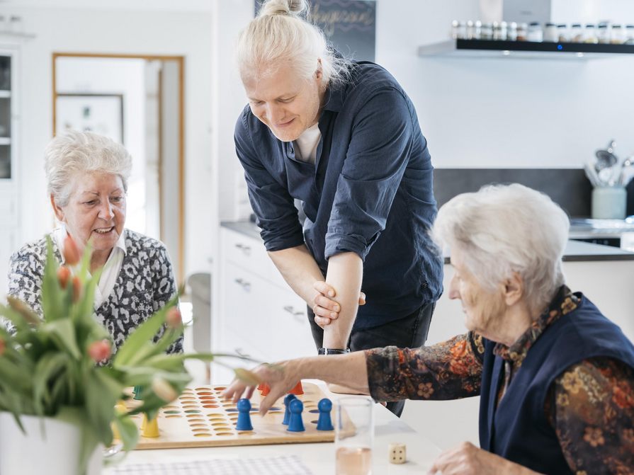 Der Einzug in eine Wohngemeinschaft für demenzerkrankte Senior:innen kann Chancen eröffnen. Der Einzug in eine Wohngemeinschaft für demenzerkrankte Senior:innen kann Chancen eröffnen.