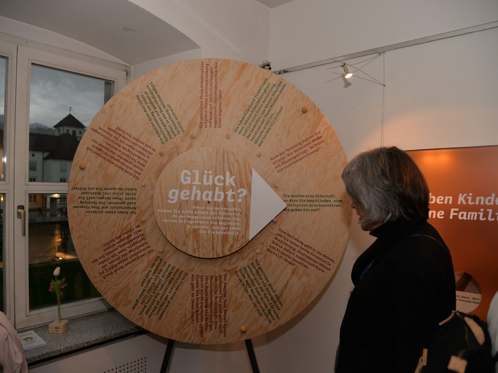 Das Glücksrad am Beginn der Ausstellung.