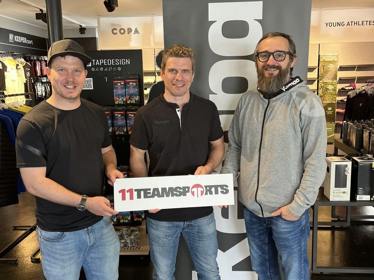 Michael Gehrer (11teamsports, Storleiter Hohenems), Bernd Ritter (KSK Klaus, Sportleitung), Thomas Steingreß (Kempa, Gebietsleiter Vertrieb Österreich) Michael Gehrer (11teamsports, Storleiter Hohenems), Bernd Ritter (KSK Klaus, Sportleitung), Thomas Steingreß (Kempa, Gebietsleiter Vertrieb Österreich)