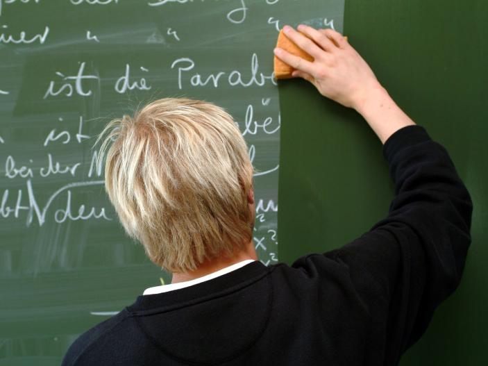Wie man Schülern an Brennpunktschulen trotzdem ein gutes Bildungsniveau angedeihen lässt, dazu könnten Erfahrungen aus England helfen. Wie man Schülern an Brennpunktschulen trotzdem ein gutes Bildungsniveau angedeihen lässt, dazu könnten Erfahrungen aus England helfen.