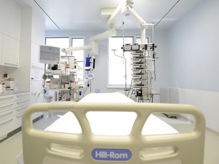 In Österreich seien mehr Spitalsbetten gesperrt, als im AKH zur Verfügung stehen.