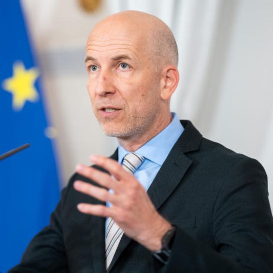 Wirtschaftsminister Martin Kocher (ÖVP) trifft aufgrund der hohen Inflation Vertreter der BWB und Wettbewerbsexperten.