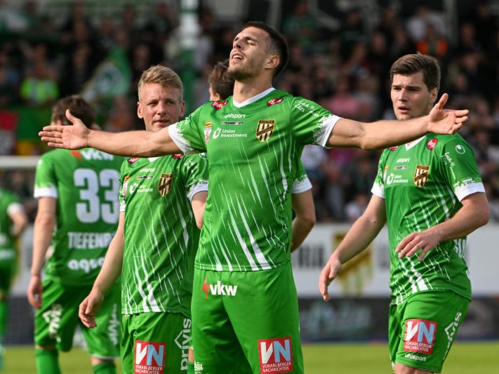 Freude über den fixierten Klassenerhalt