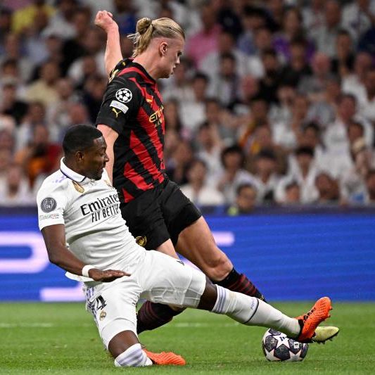 Alaba im Zweikampf mit Haaland