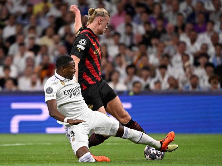 Alaba im Zweikampf mit Haaland Alaba im Zweikampf mit Haaland