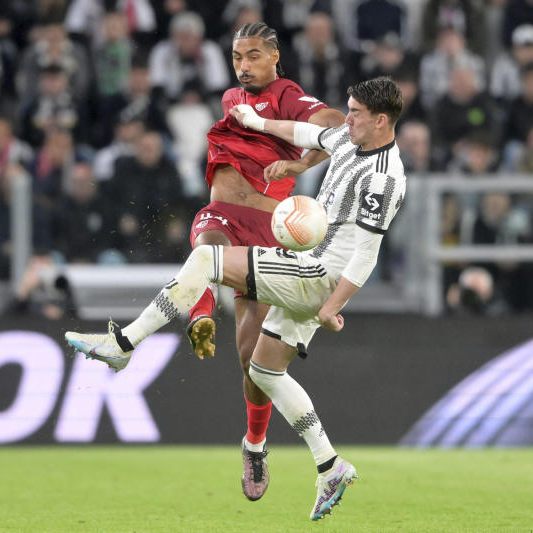 Bade und Vlahovic im Zweikampf