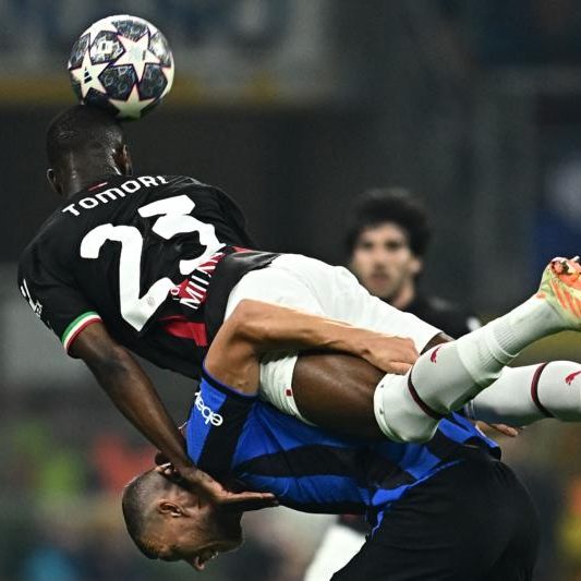 Zweikampf zwischen Tomori und Dzeko