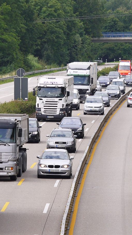 Der Straßengüterverkehr nahm im Vorjahr leicht ab.