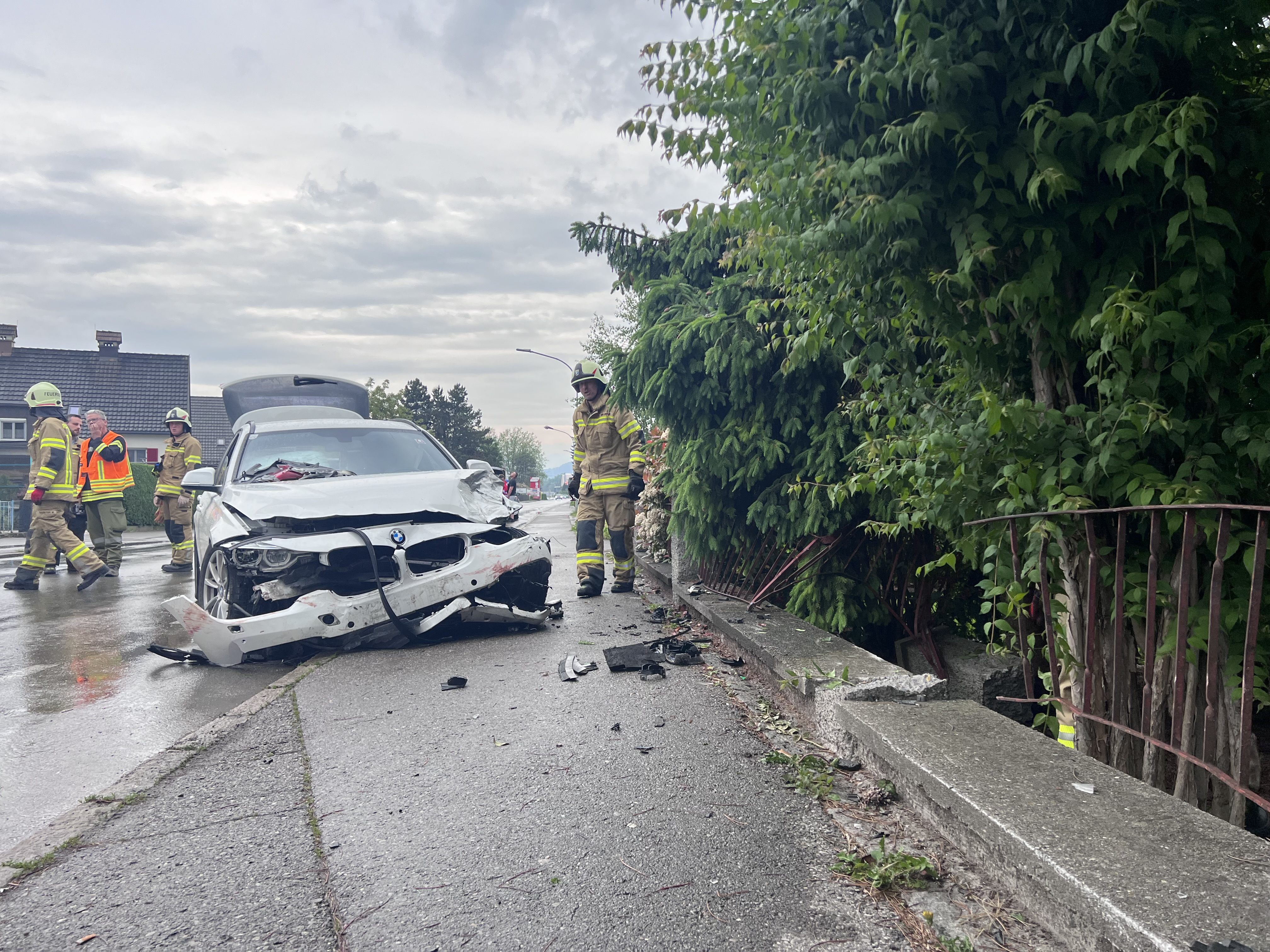 Bei dem Unfall wurden mindestens zwei Personen verletzt. Bei dem Unfall wurden mindestens zwei Personen verletzt.