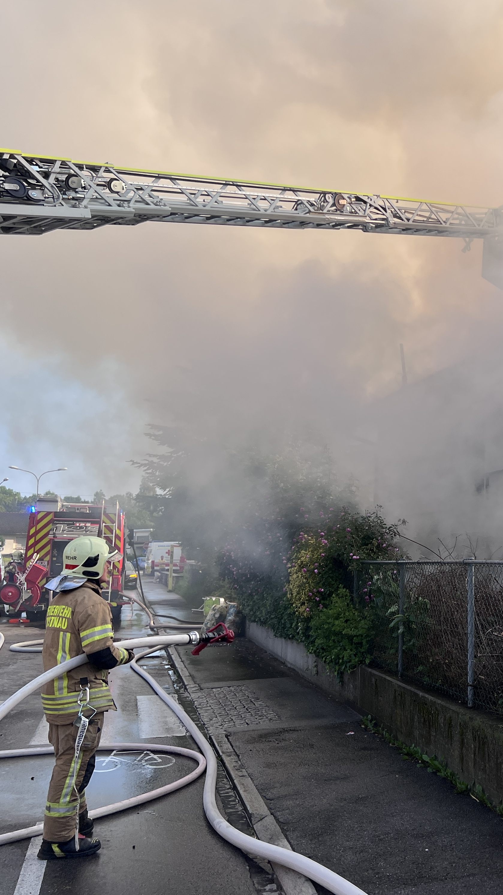 Das Gebäude wurde schwer beschädigt.