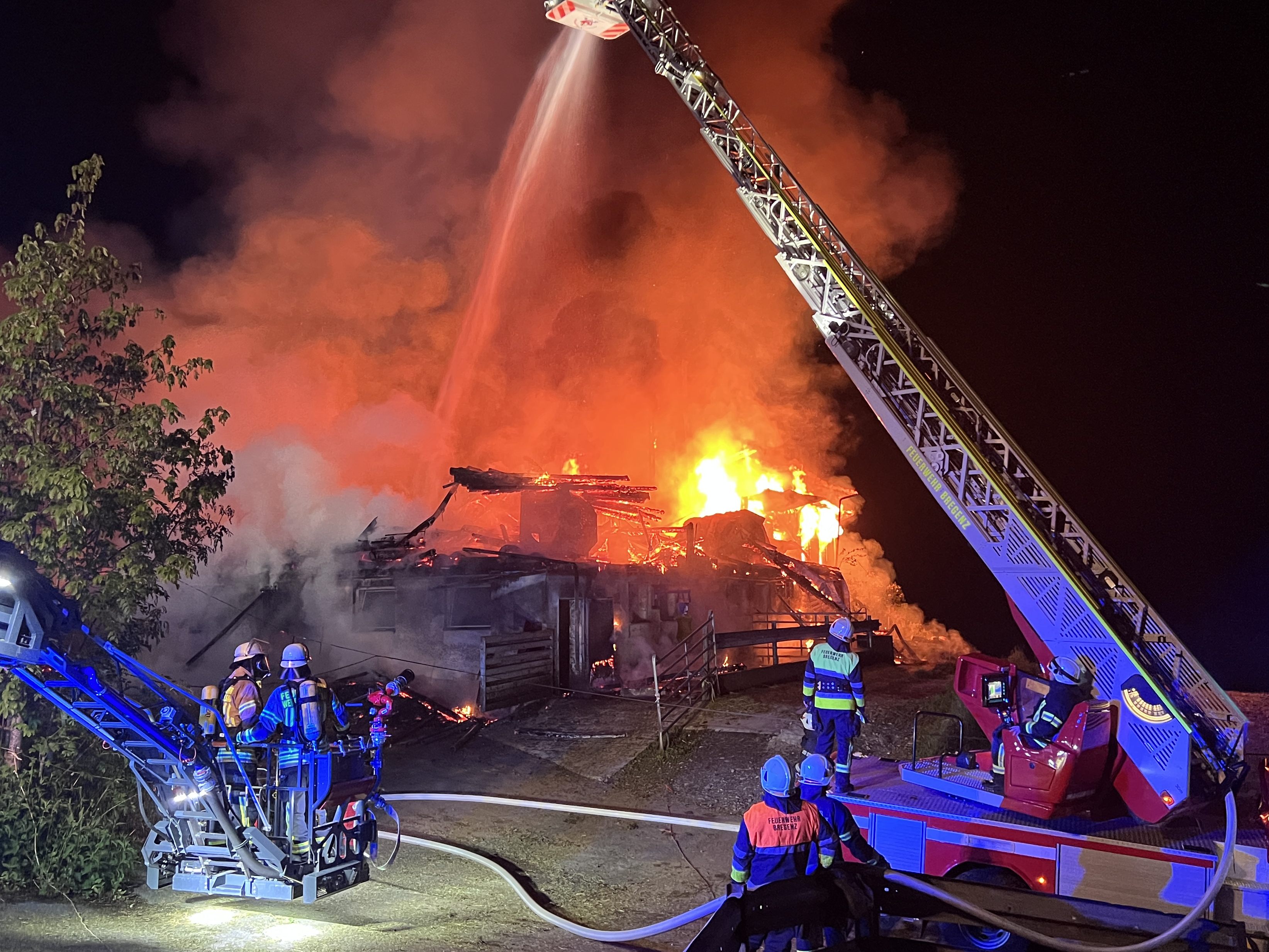 Die Feuerwehren im Kampf gegen das Feuer in Thal.