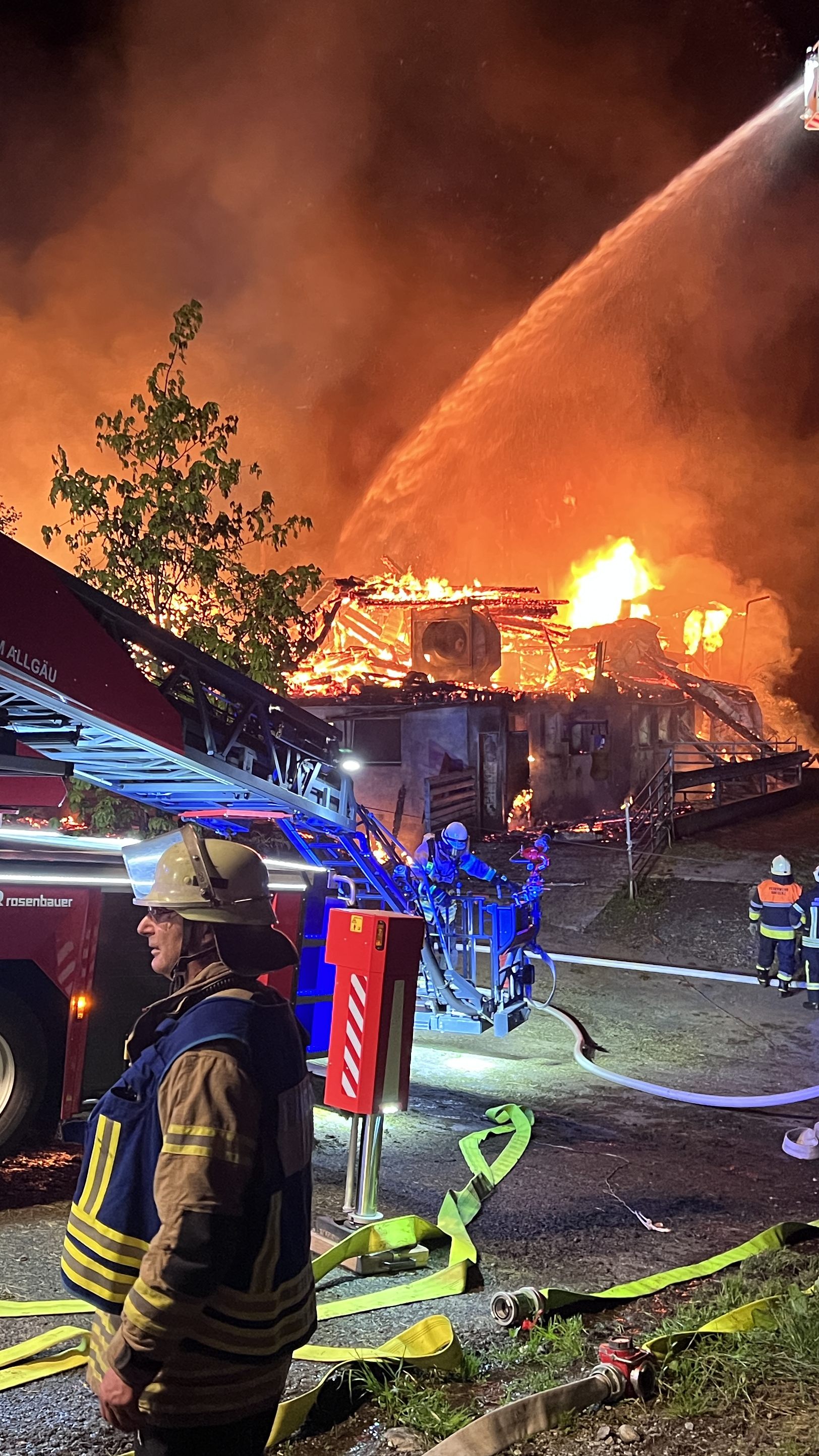 Das Gebäude wurde durch das Feuer zerstört.
