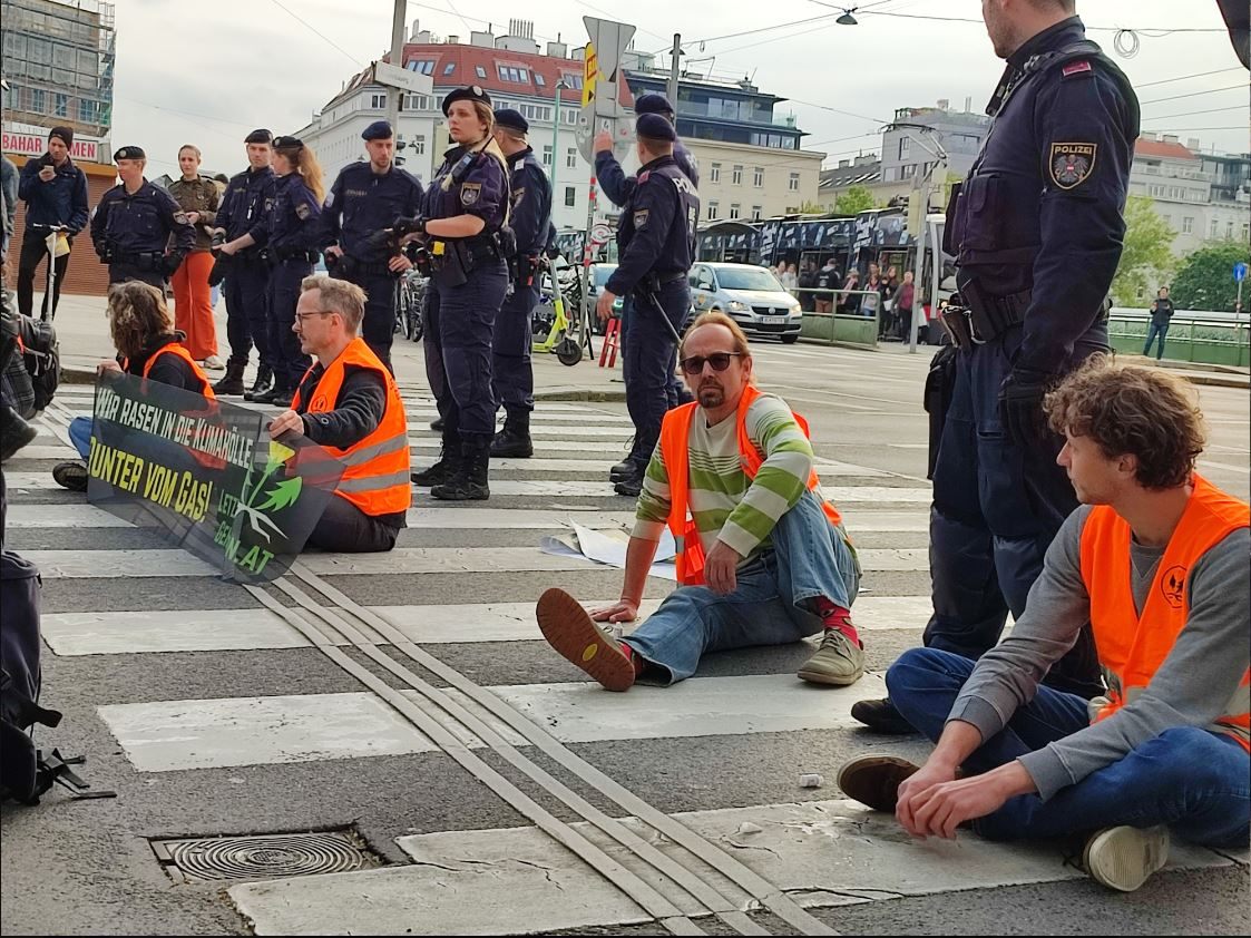 Auch an Tag 2 der Klima-Protestwelle der "Letzten Generation" wurde der Frühverkehr lahmgelegt. Auch an Tag 2 der Klima-Protestwelle der "Letzten Generation" wurde der Frühverkehr lahmgelegt.