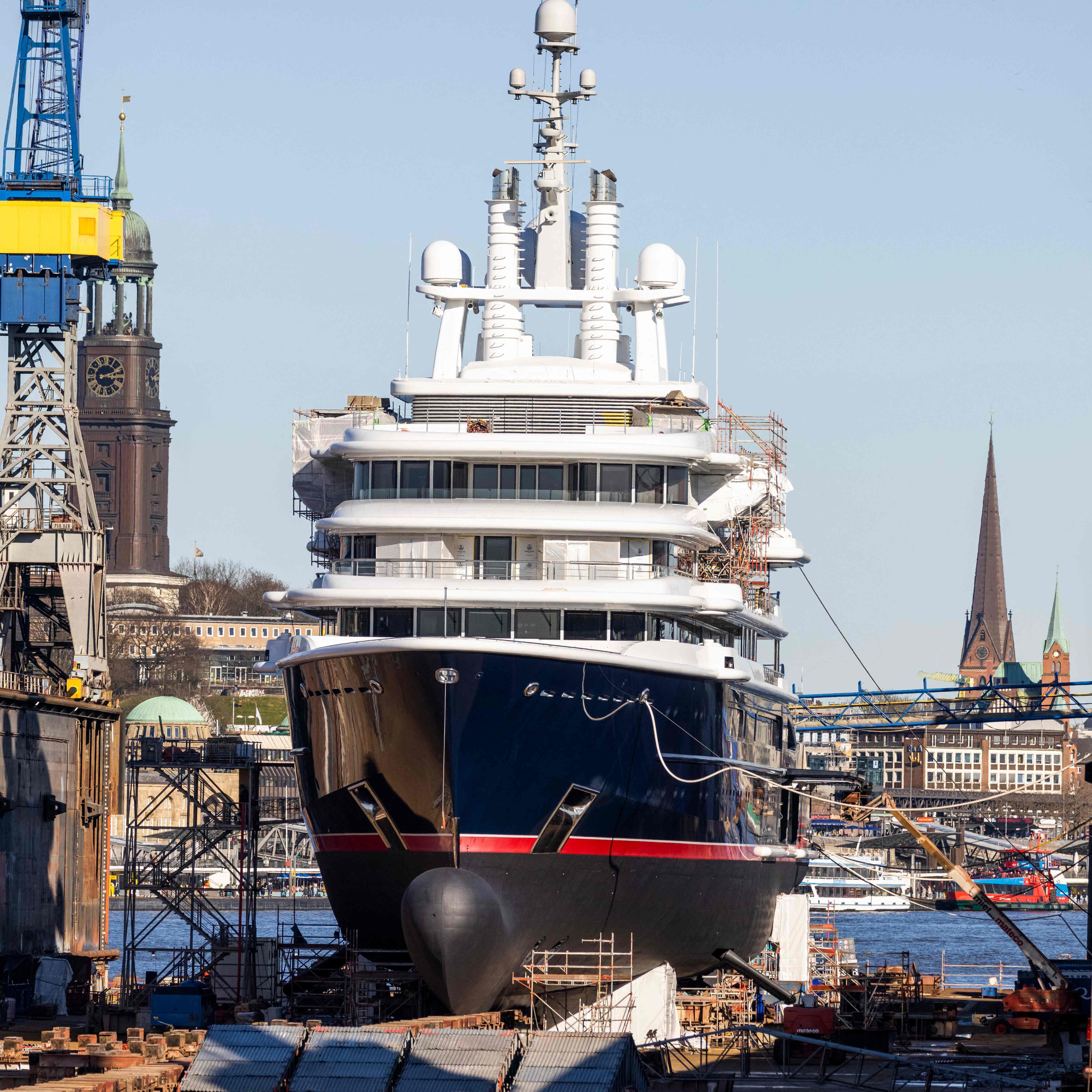 Superyacht Luna in Hamburg.