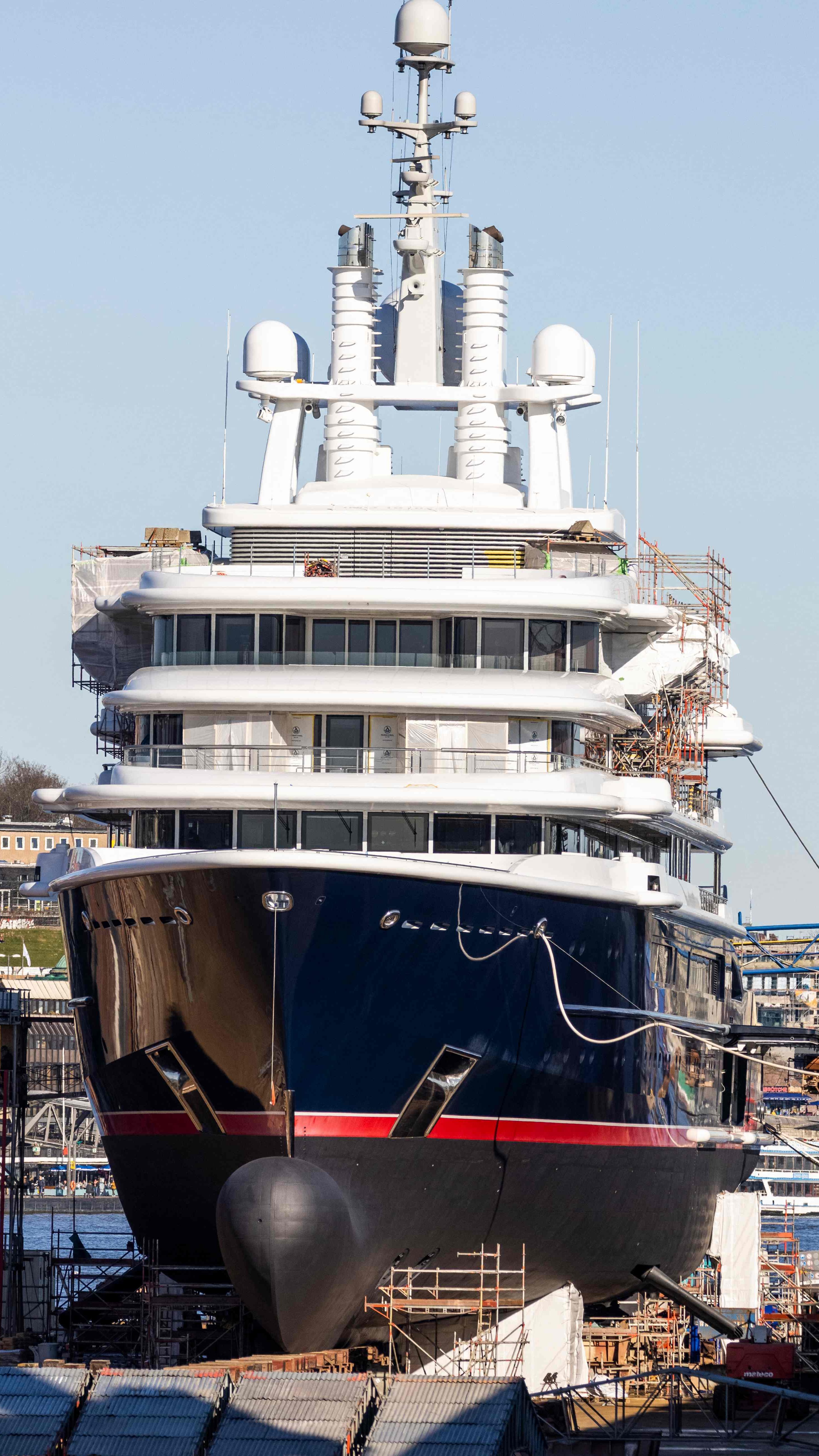 Superyacht Luna in Hamburg.