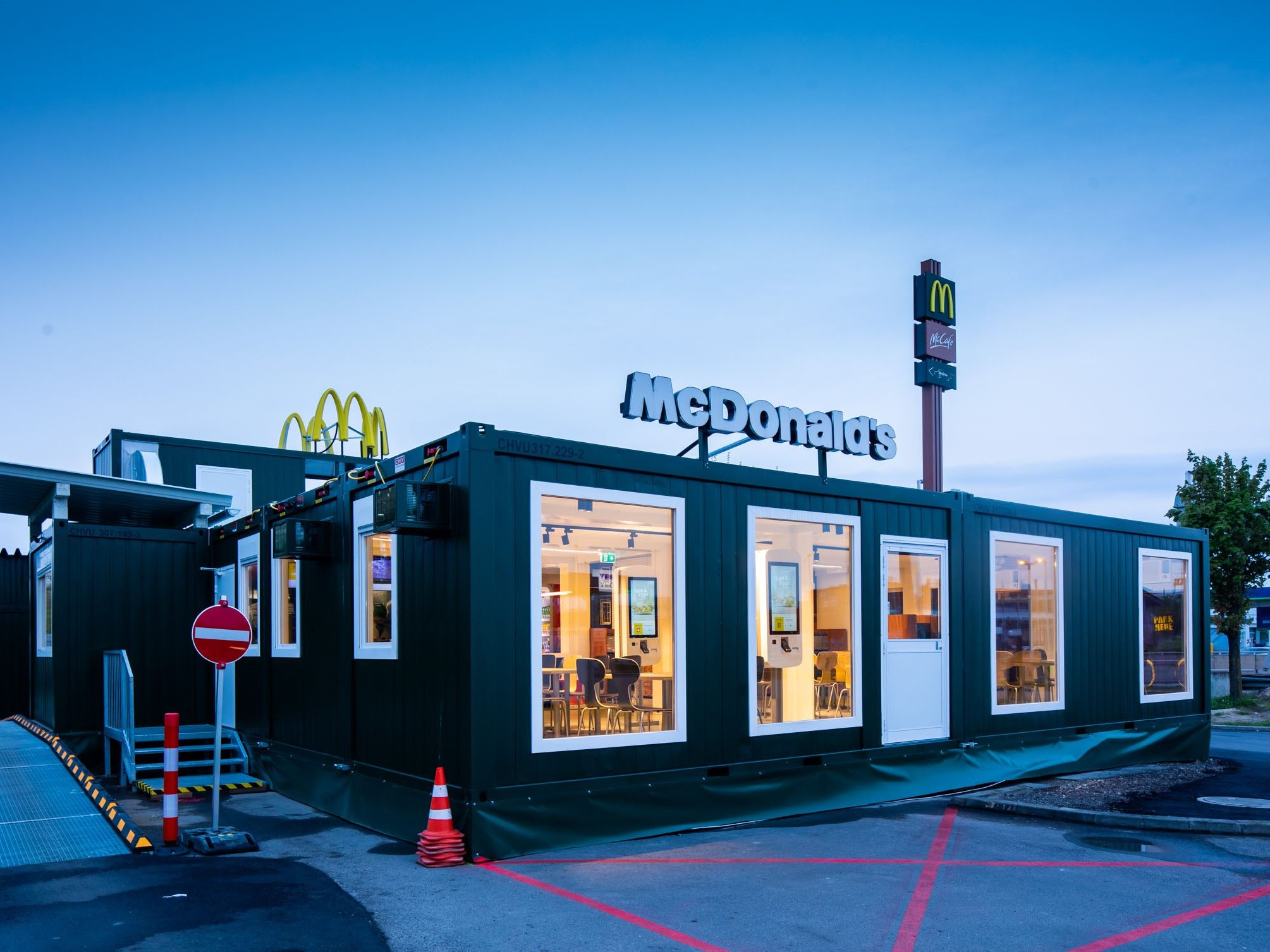 In Wien-Donaustadt hat vorübergehend das erste McDonald’s Pop-Up Restaurant der Stadt eröffnet. In Wien-Donaustadt hat vorübergehend das erste McDonald’s Pop-Up Restaurant der Stadt eröffnet.